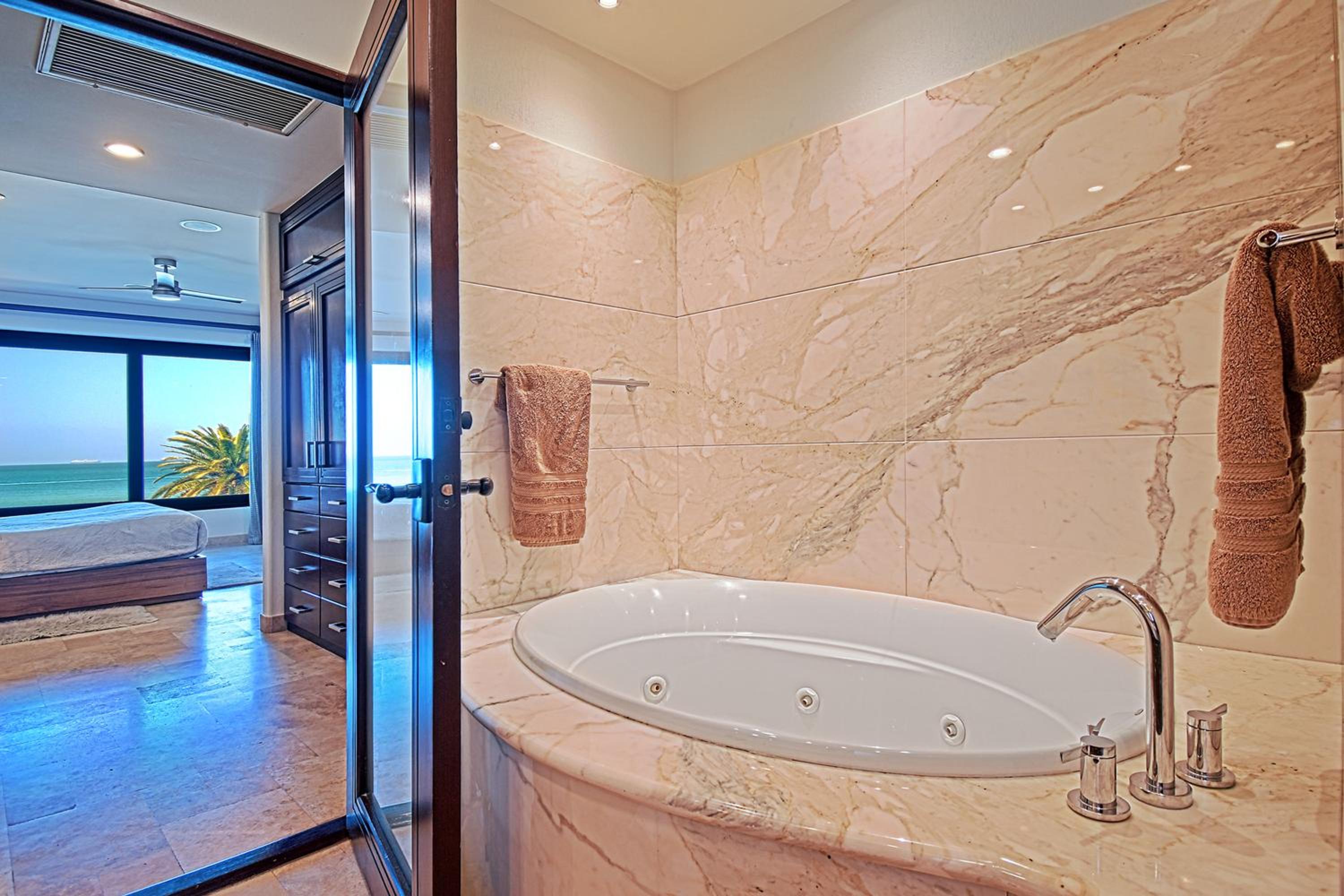 Three-Bedroom Apartment with Ocean View photo 2