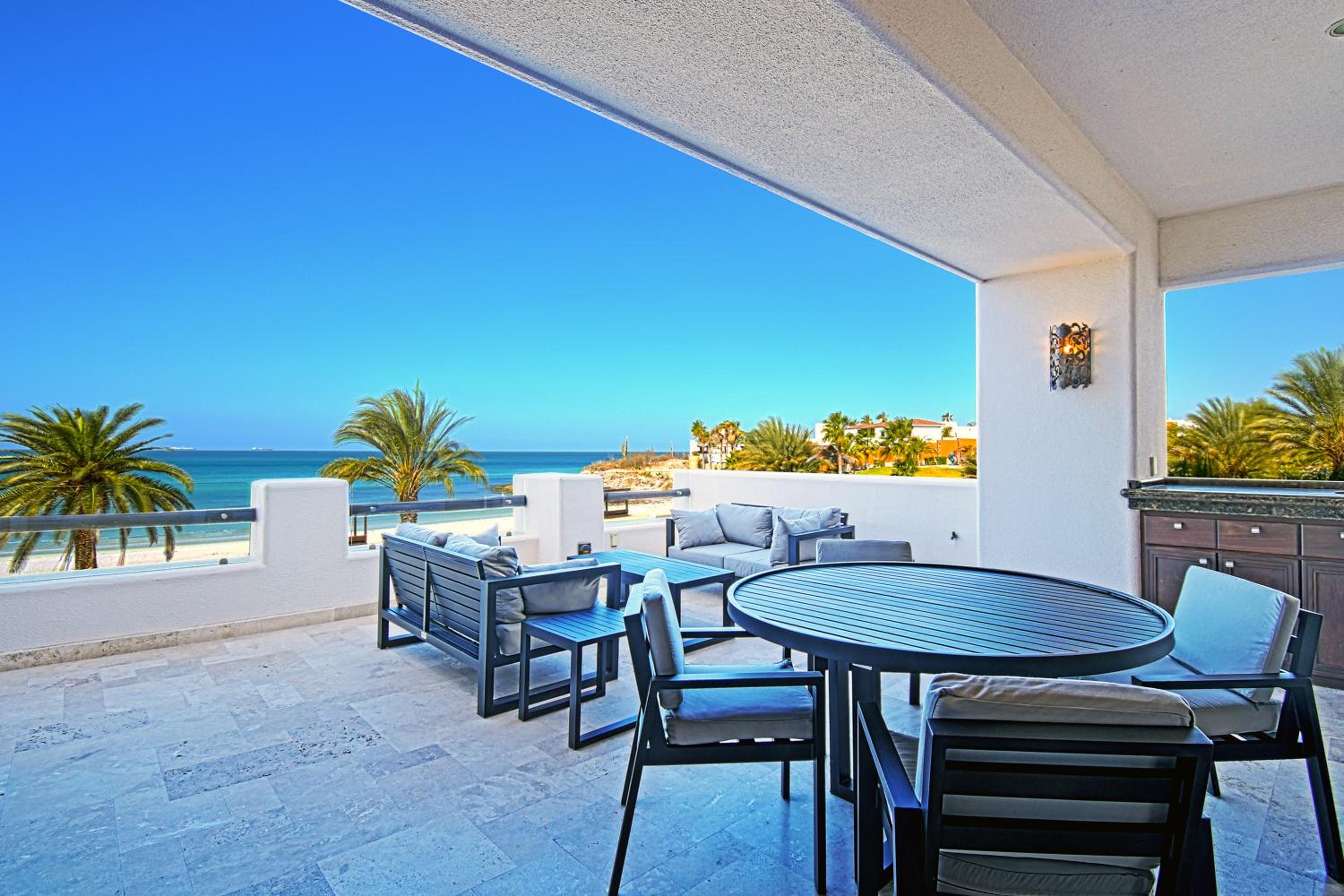 Three-Bedroom Apartment with Ocean View photo 3