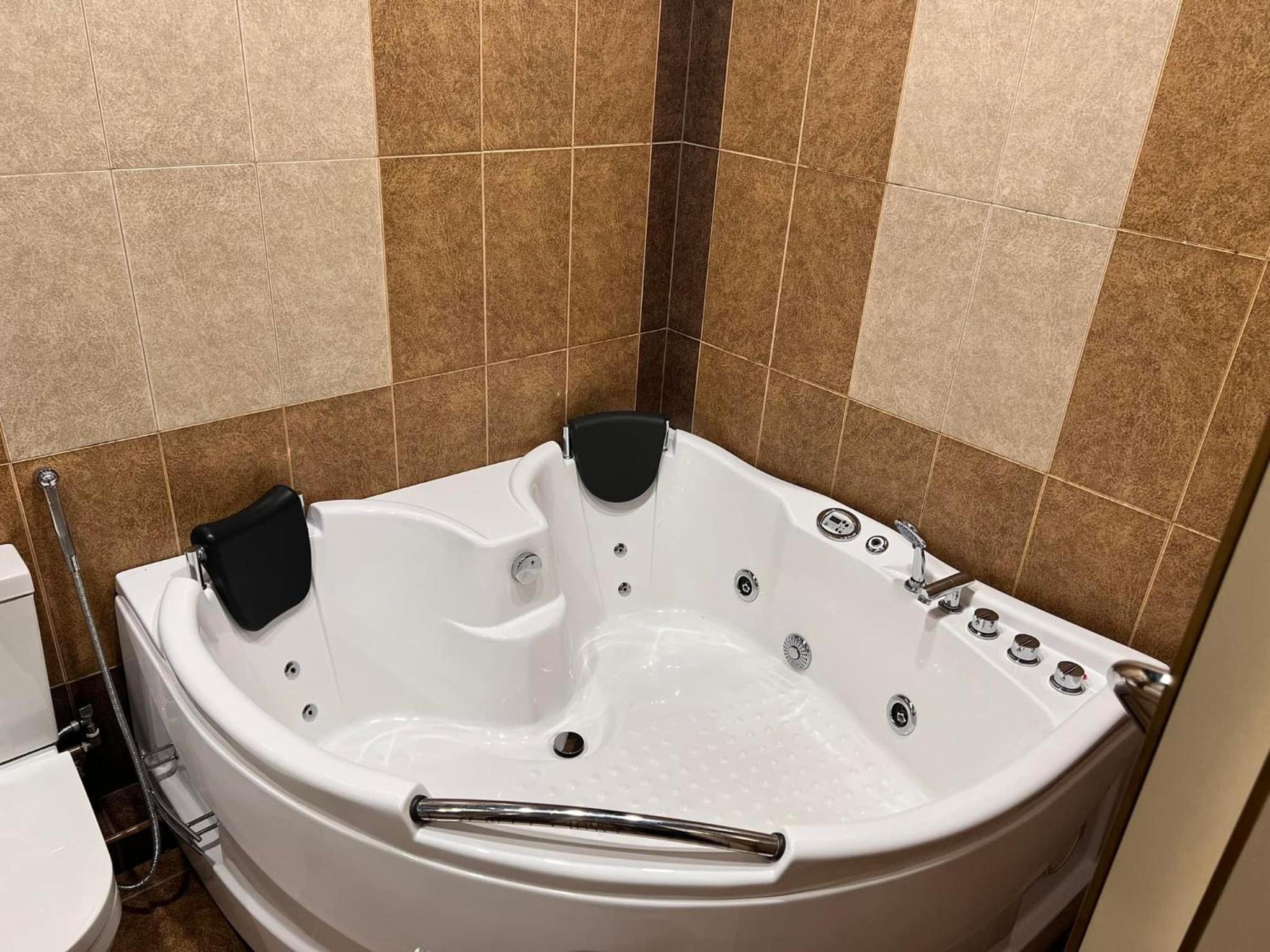 Queen Suite with Spa Bath