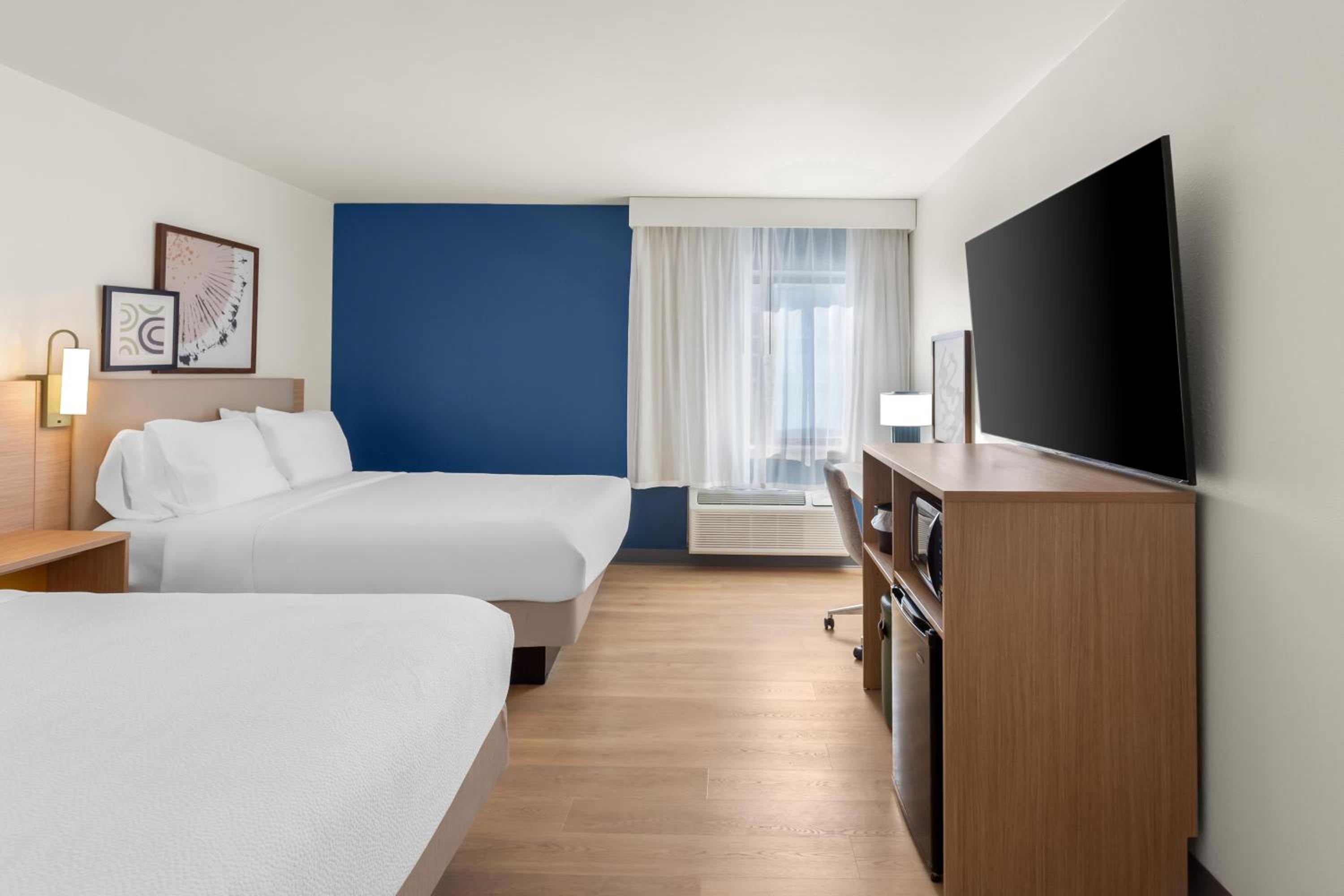 Double Room with Two Double Beds - Photo 2