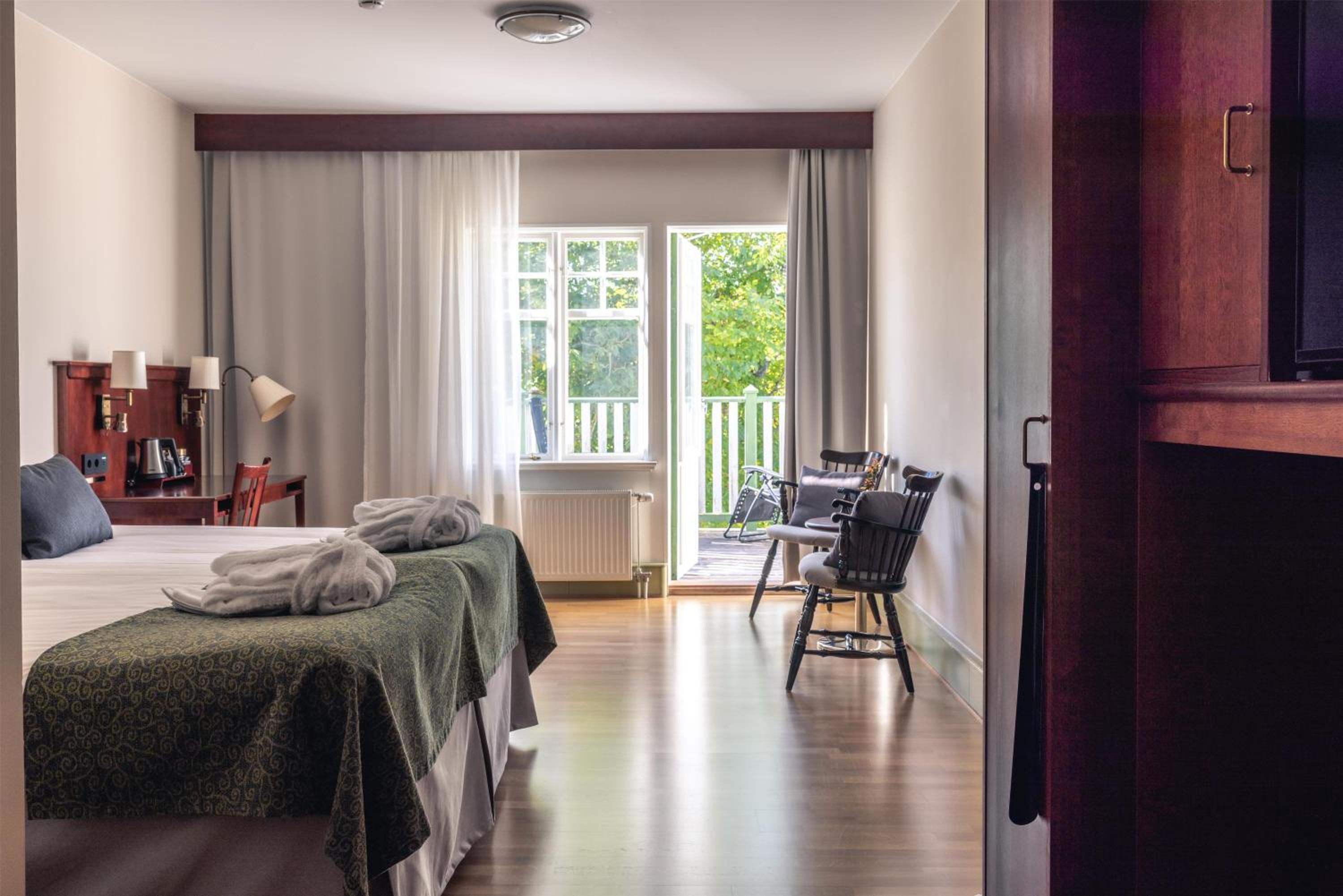 Standard Twin Room with Balcony - Non-Smoking photo 1