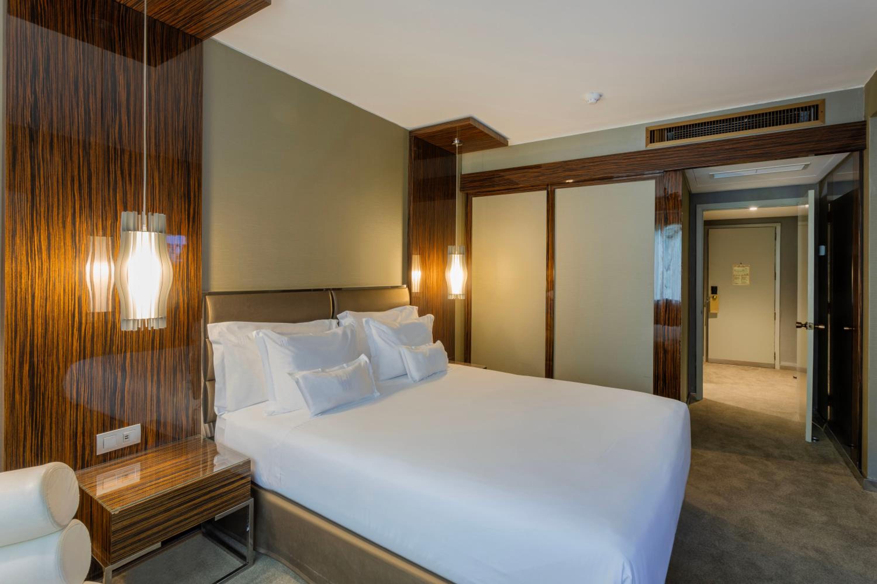 Deluxe King Room - Photo 2