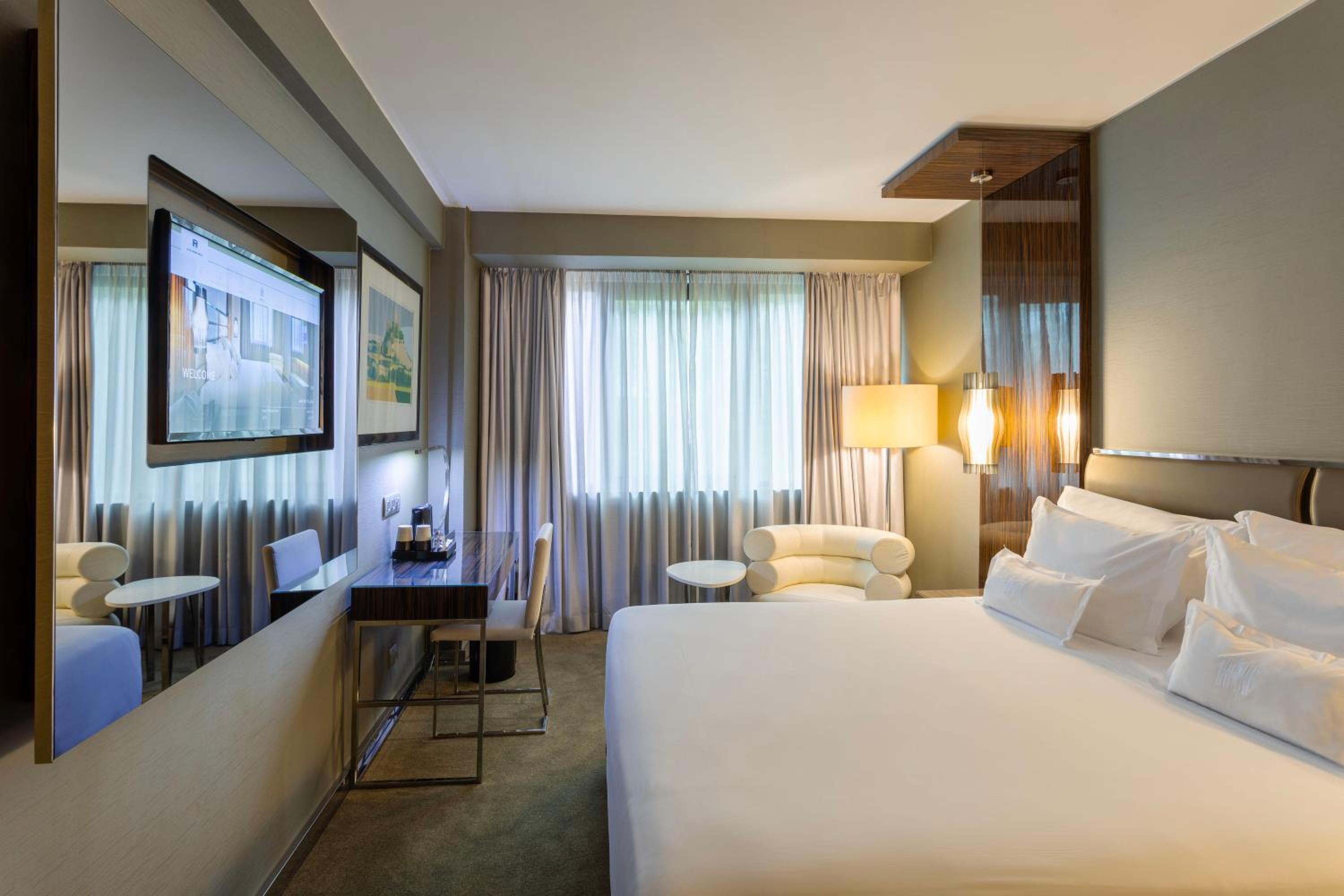 Deluxe King Room - Photo 3