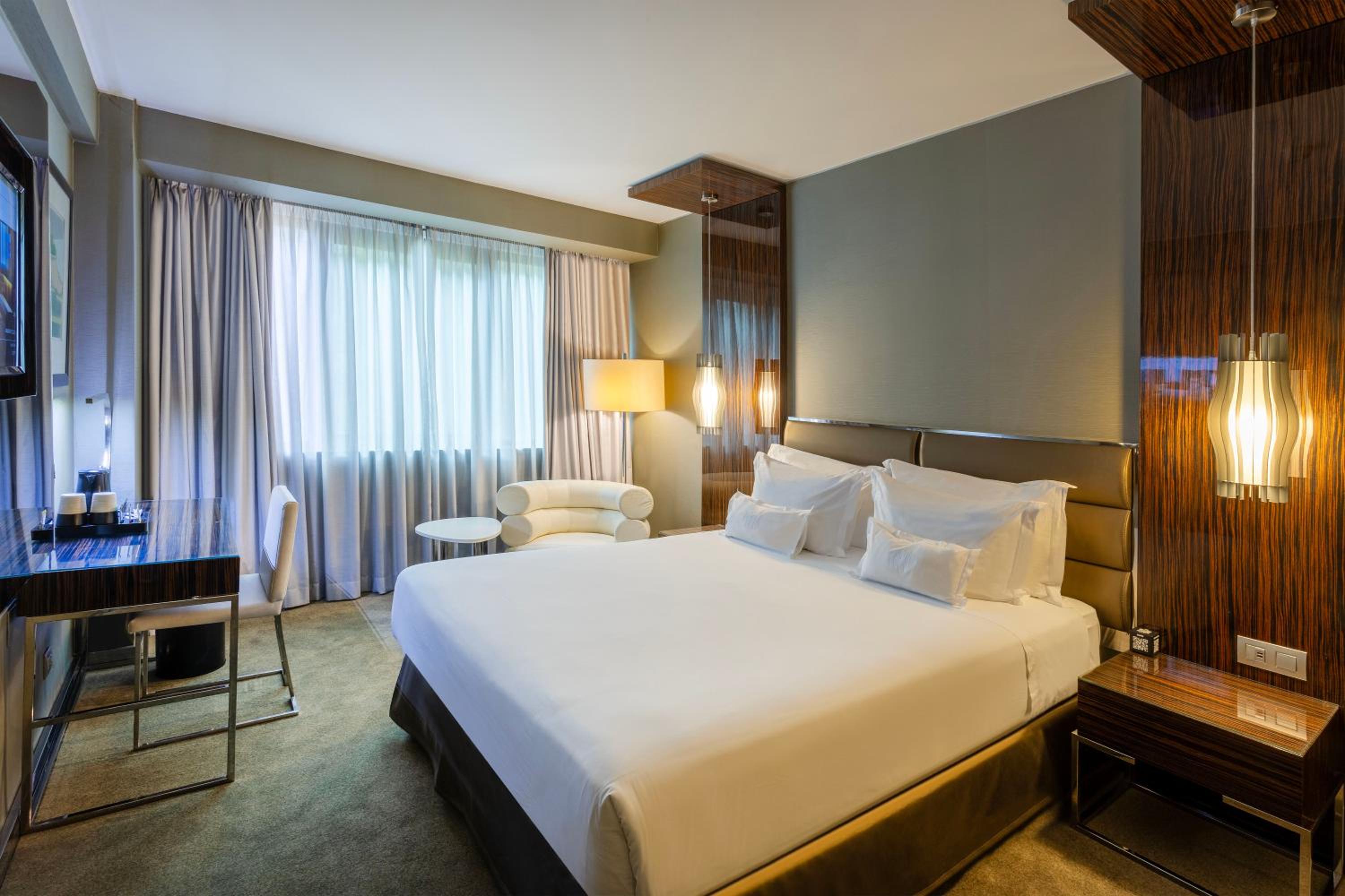 Deluxe King Room - Photo 1