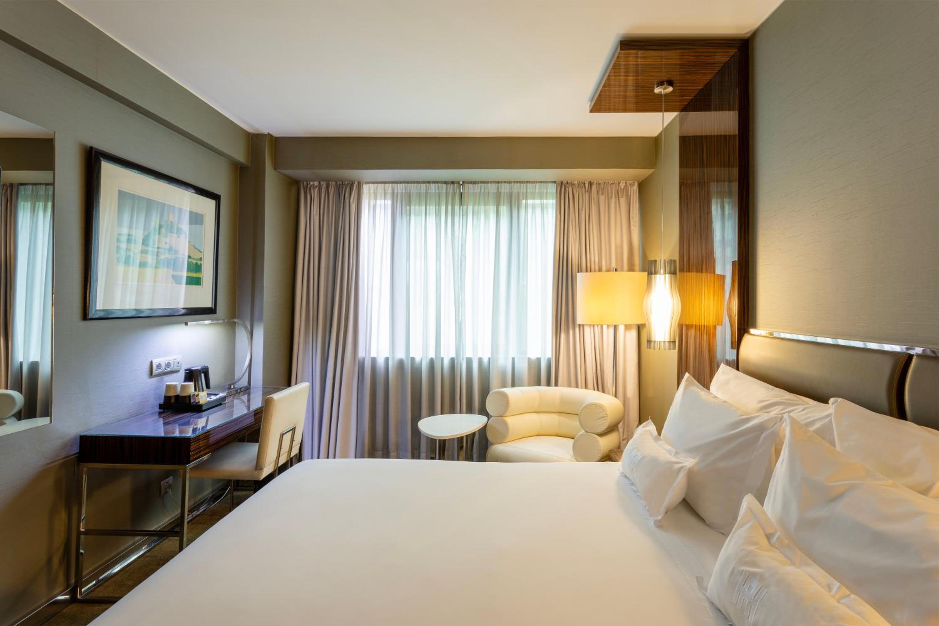 Deluxe King Room - Photo 4