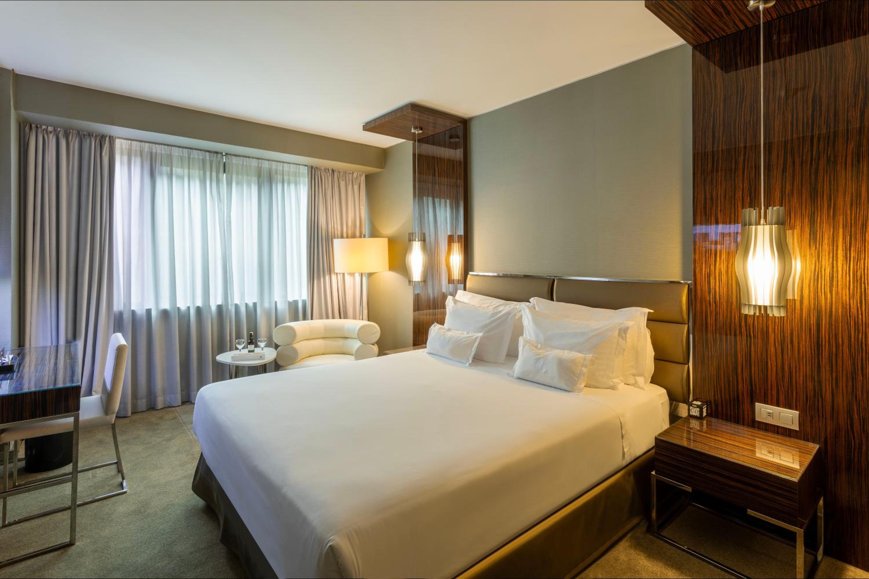 Deluxe Premier King Room - Photo 3
