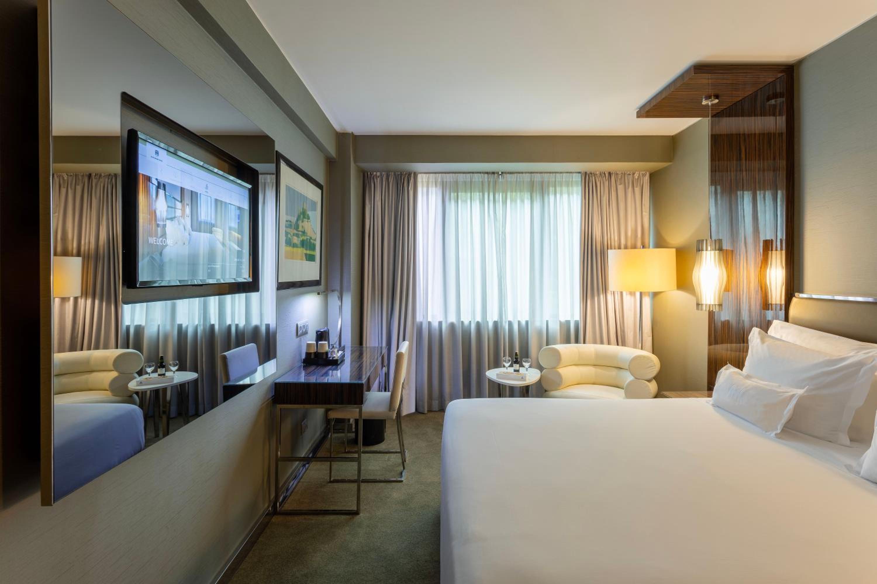Deluxe Premier King Room - Photo 4