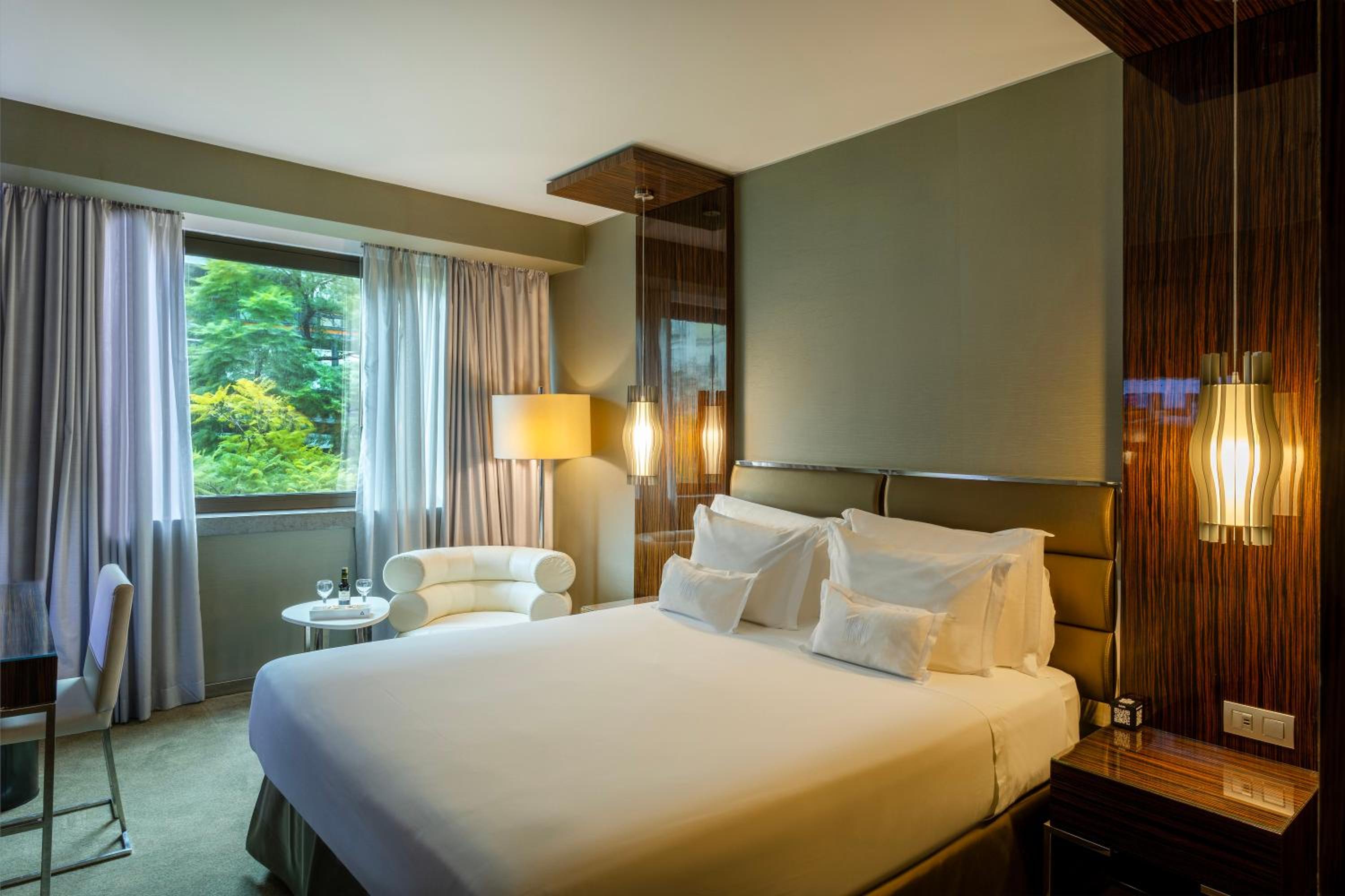 Deluxe Premier King Room - Photo 1