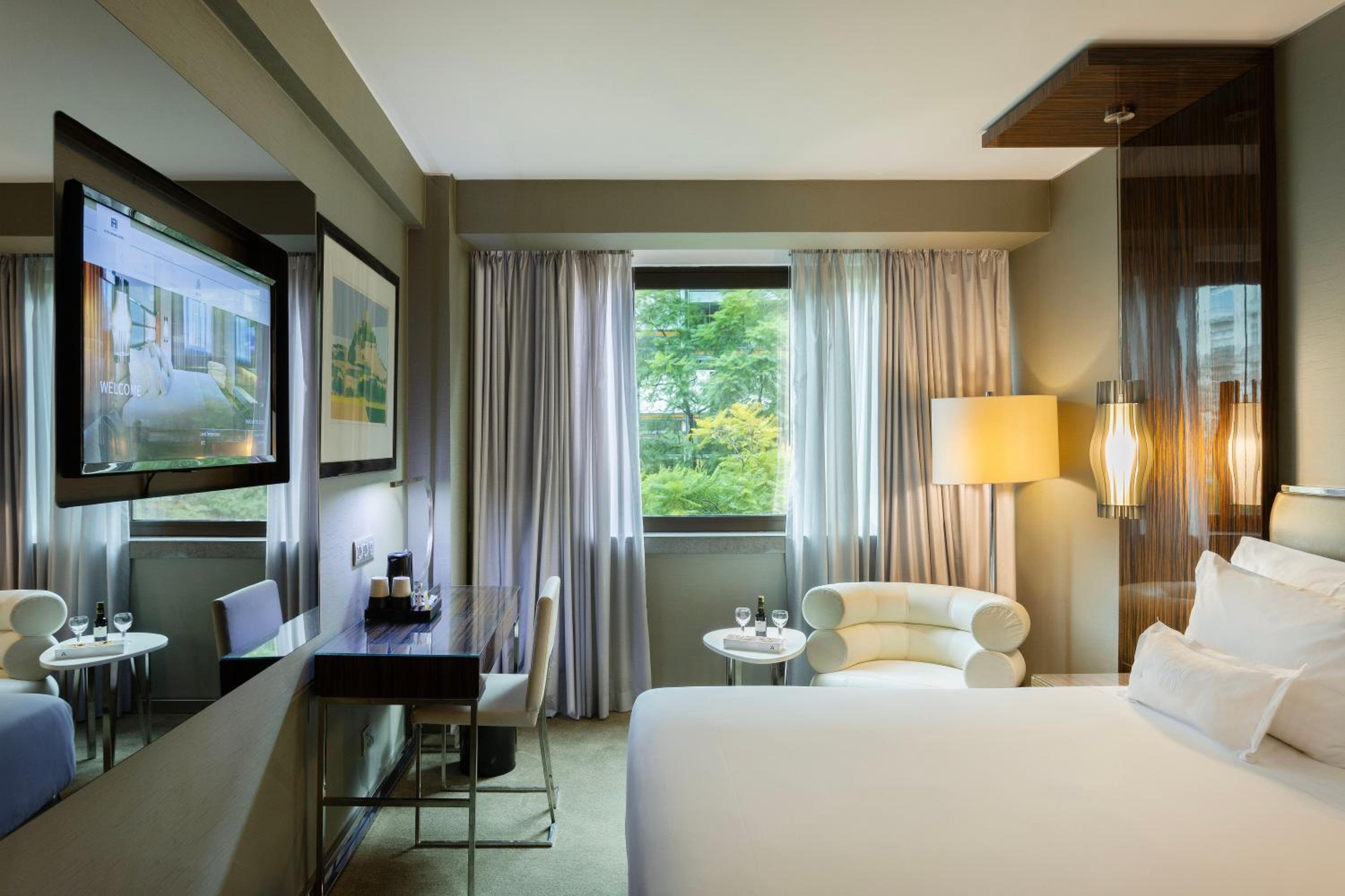Deluxe Premier King Room - Photo 6