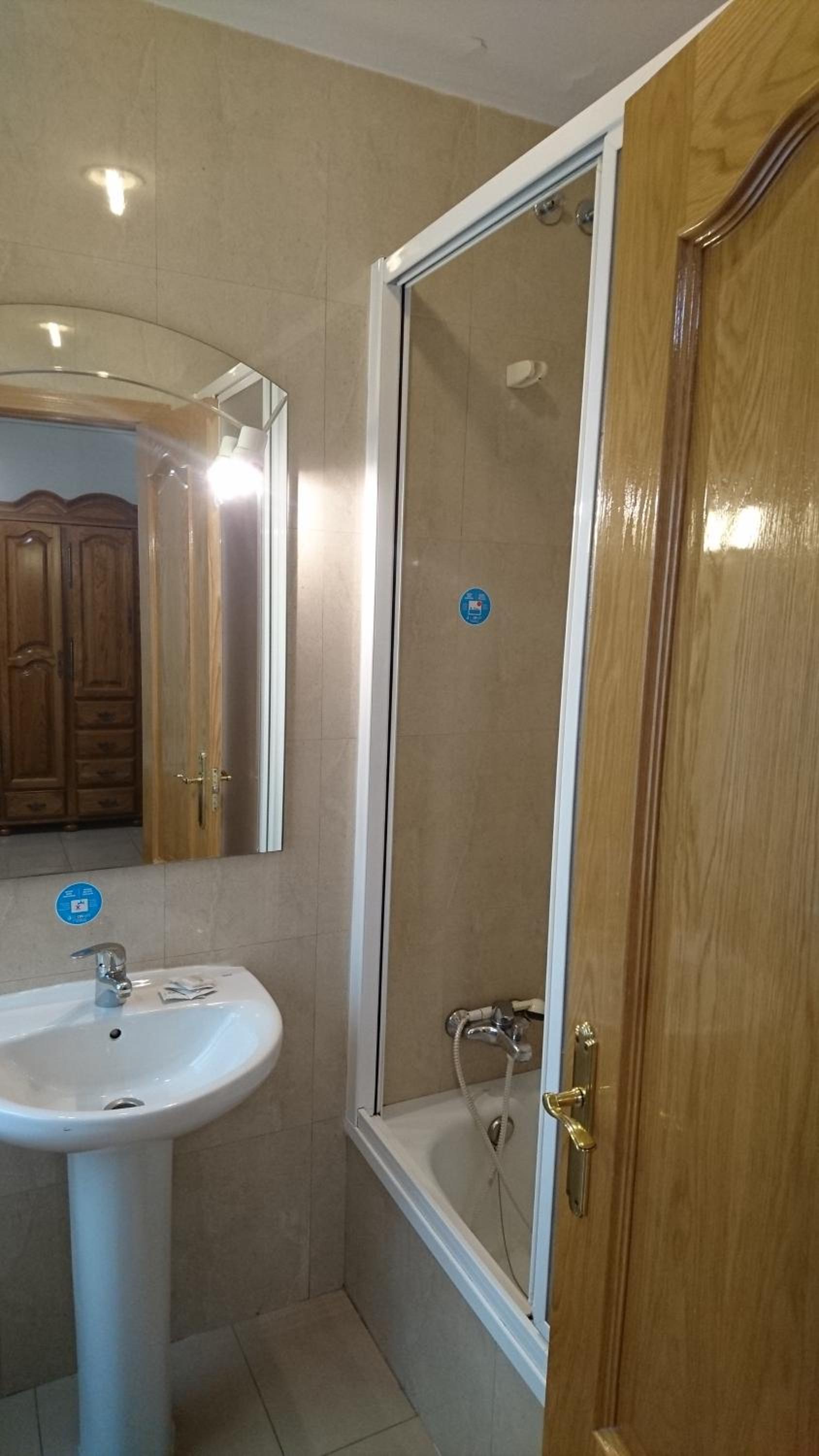 Twin Room - Photo 7