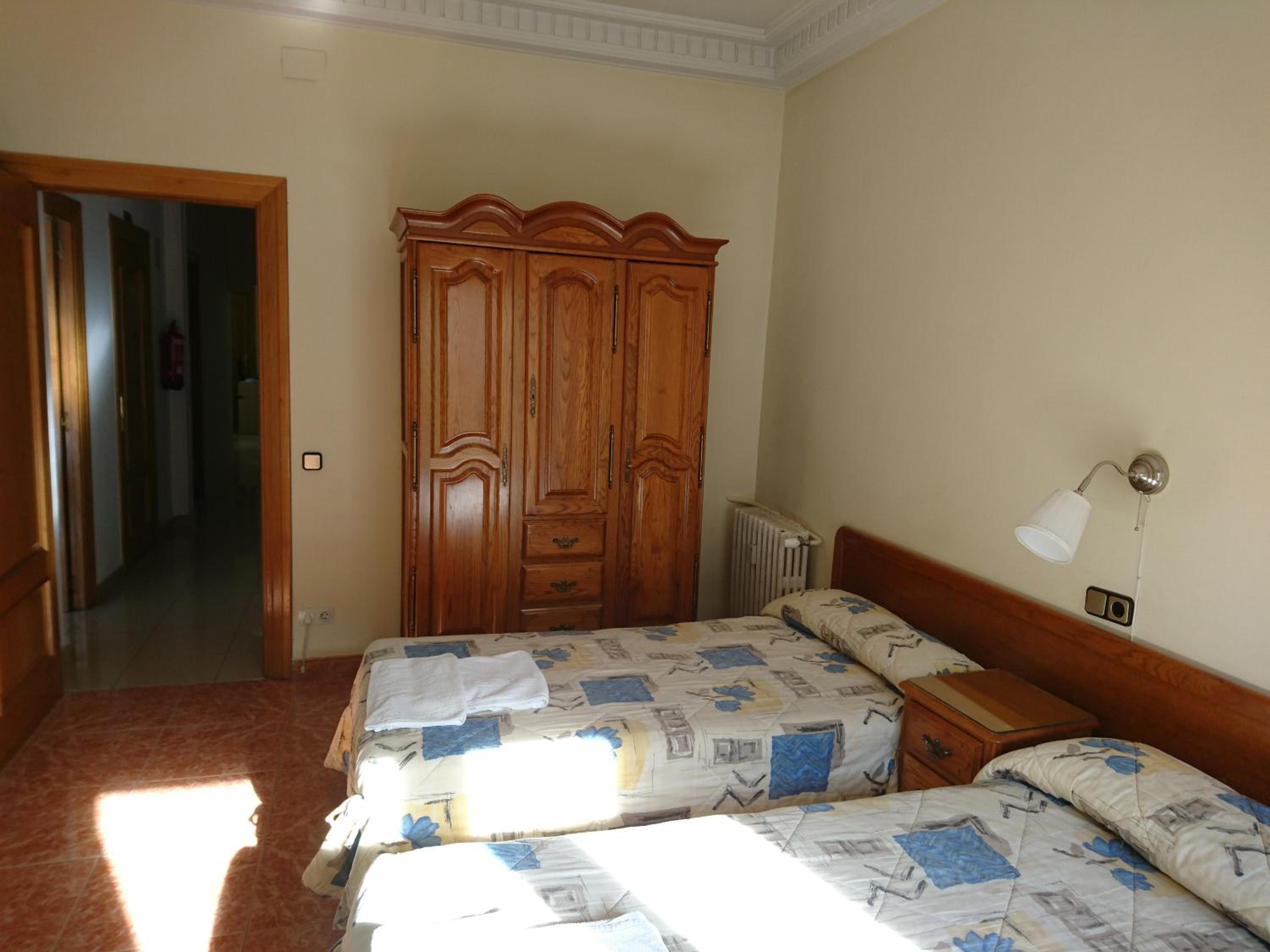 Twin Room - Photo 8