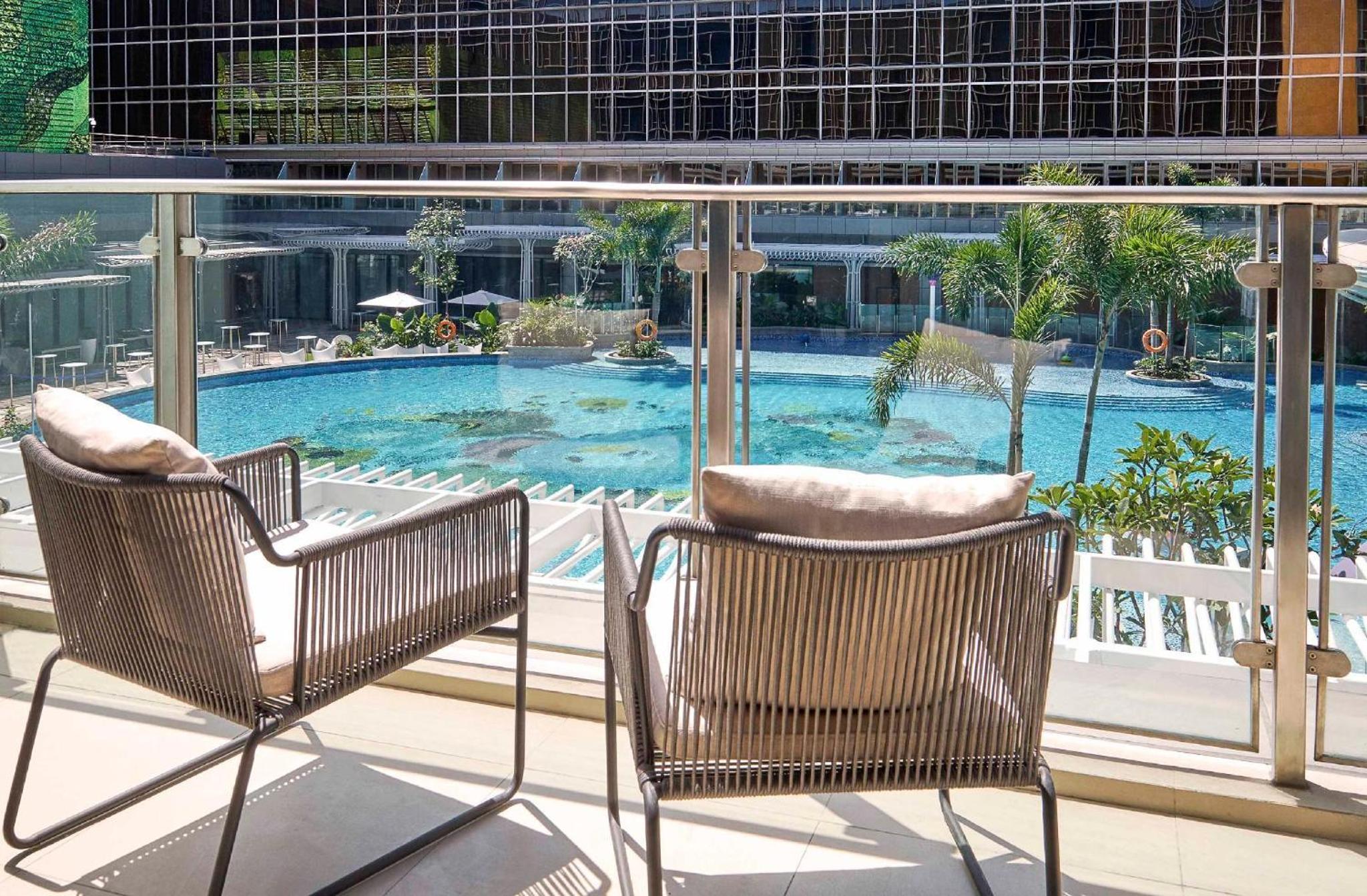 Executive King Room with Pool View and Balcony