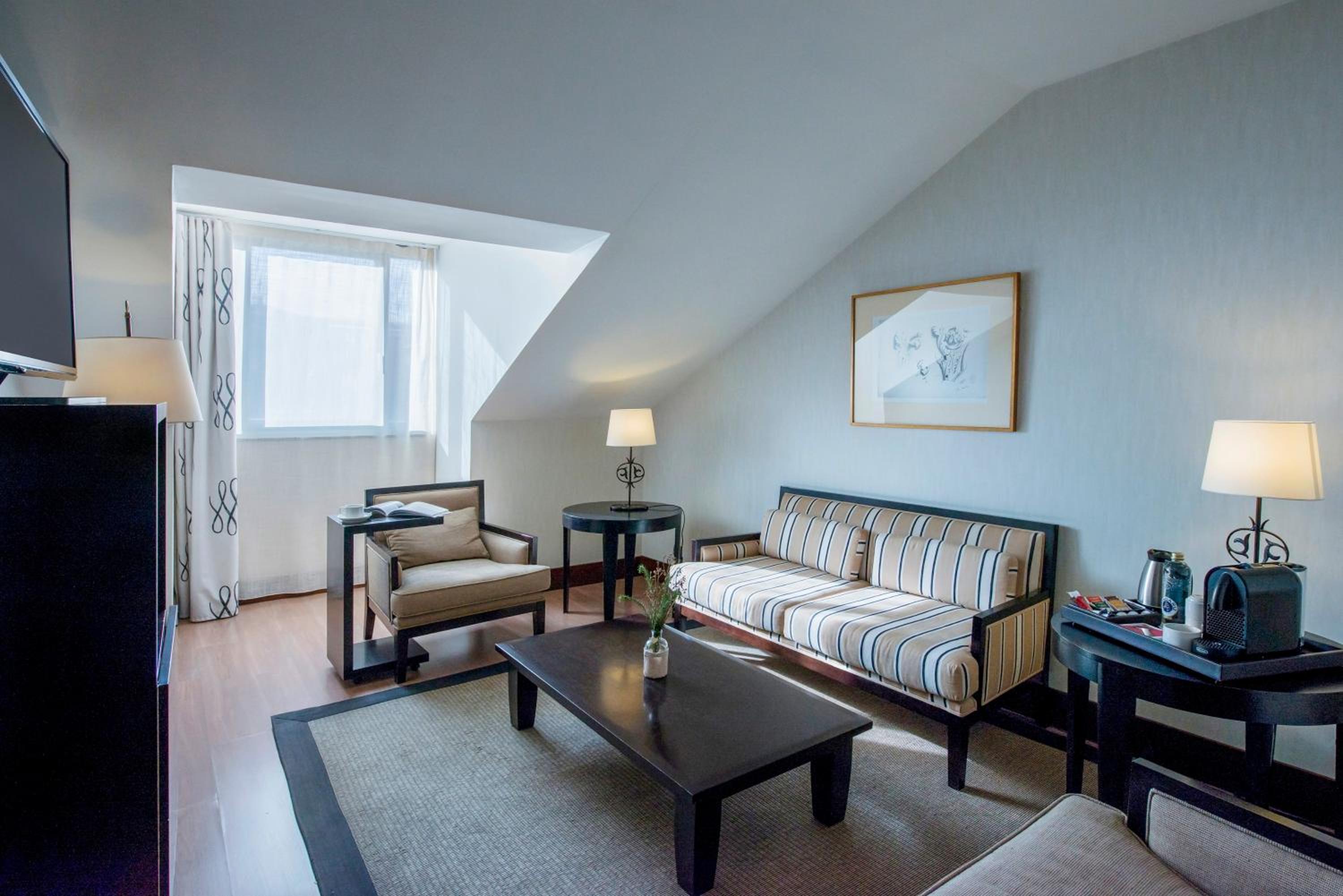 Family Room - Photo 2