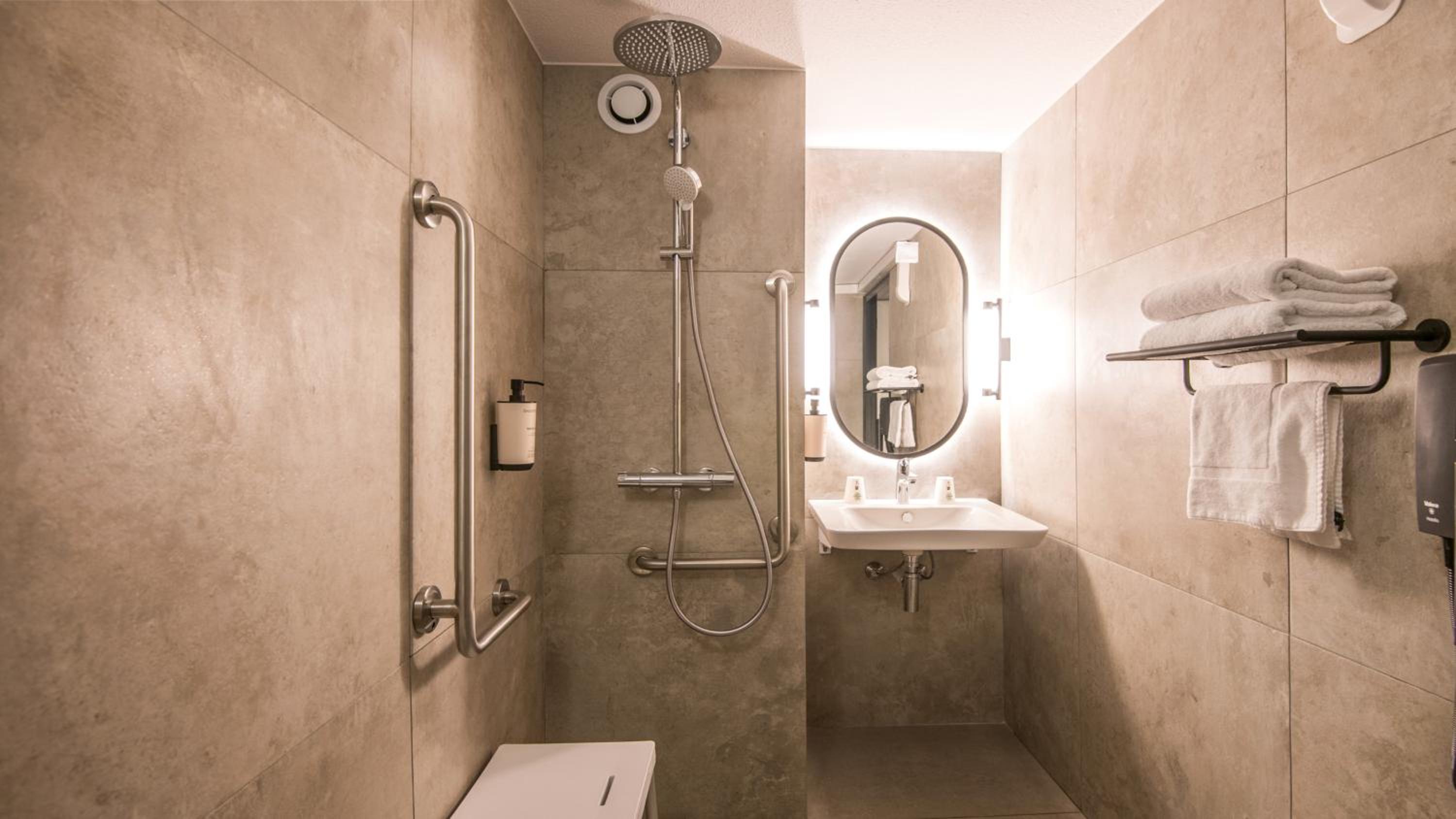 Standard Queen Room - Photo 8