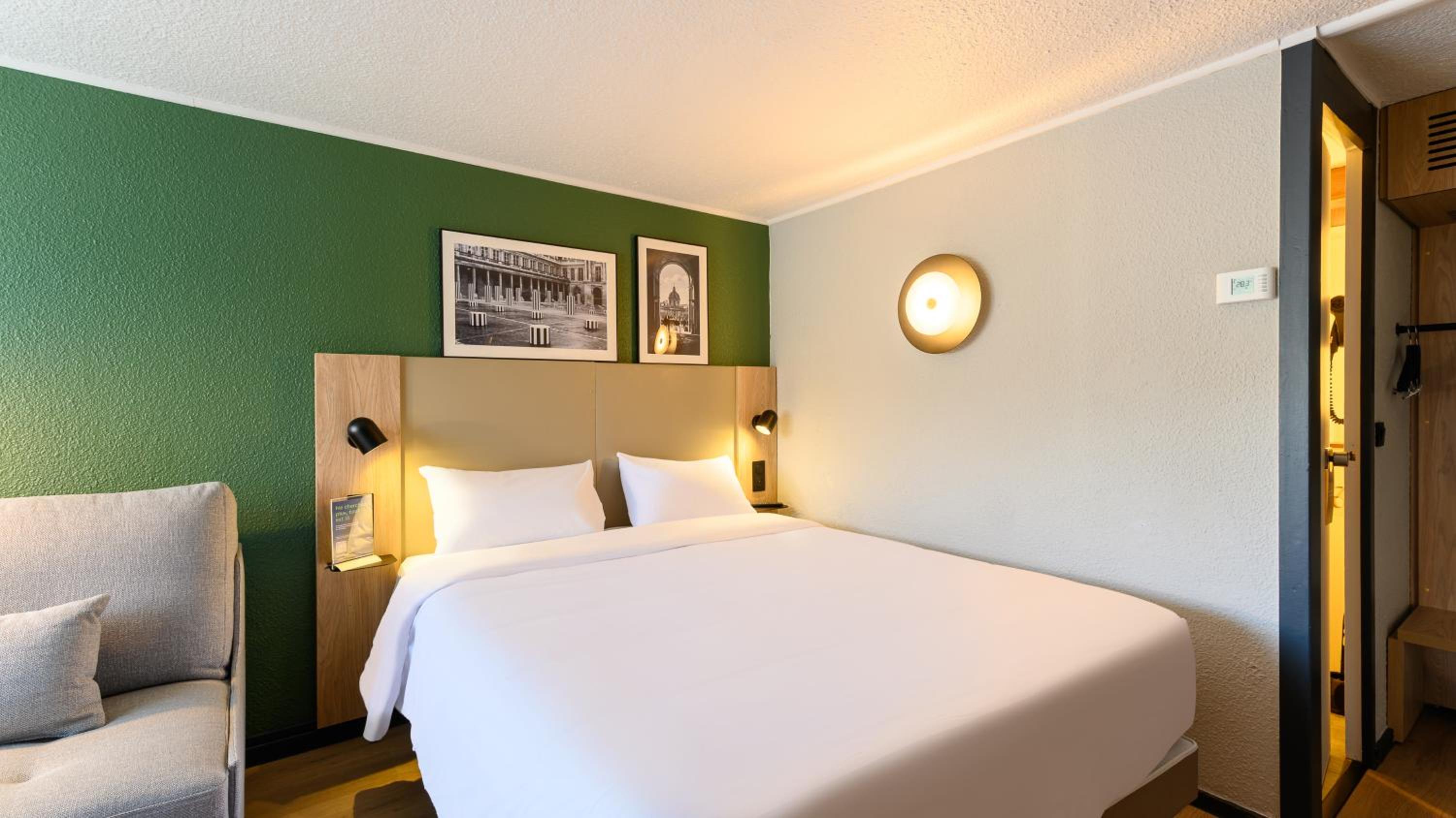 Standard Queen Room with Sofa Bed - Photo 3