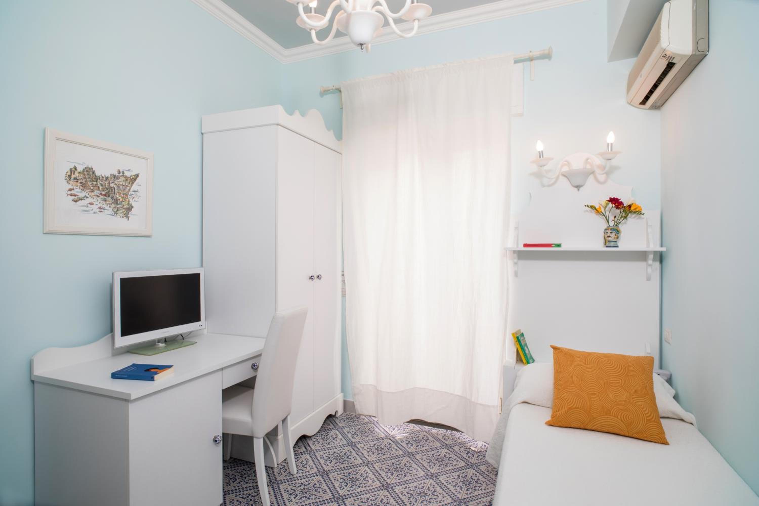 Single Room with Balcony photo 1