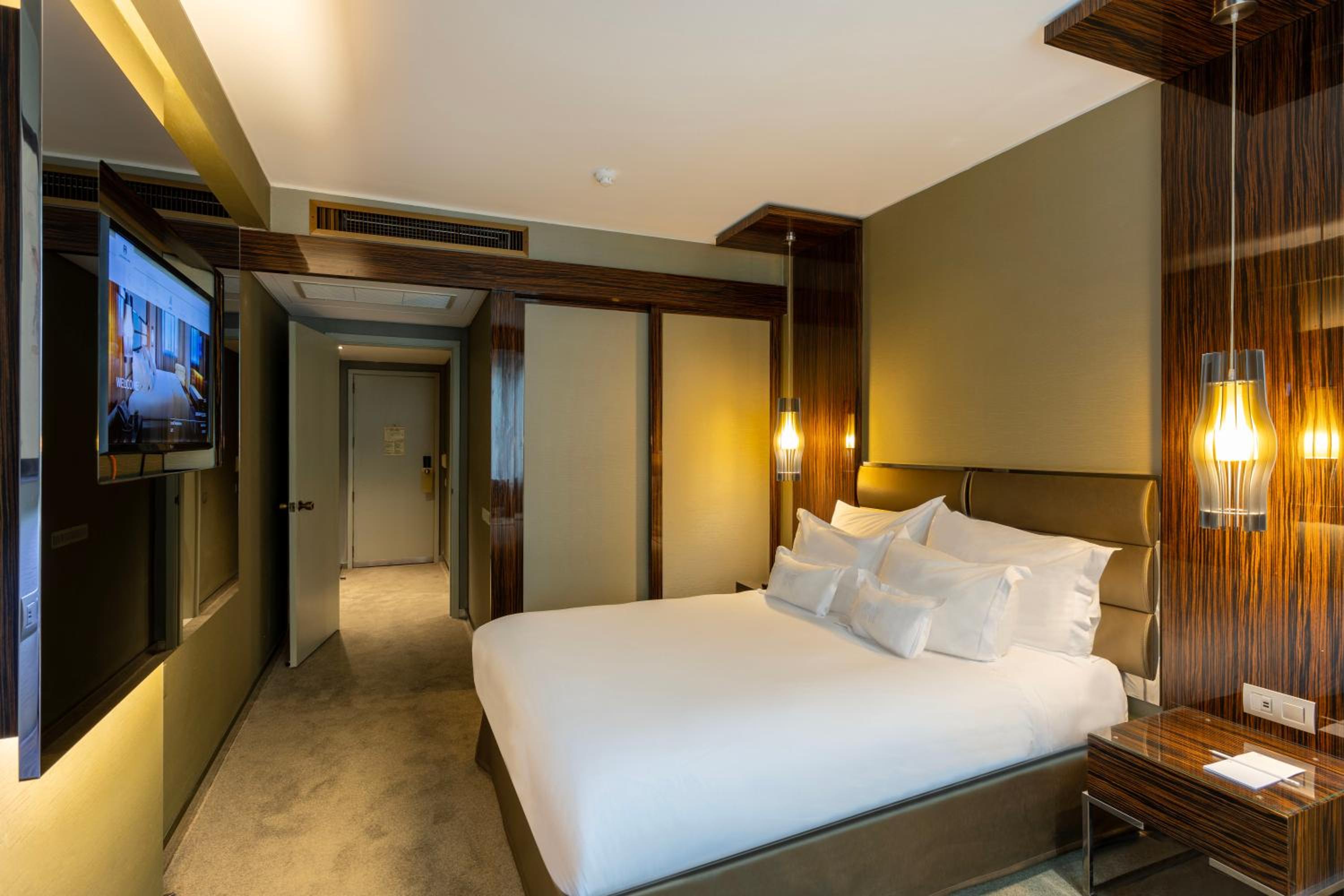 Deluxe Premier Queen Room - Photo 3