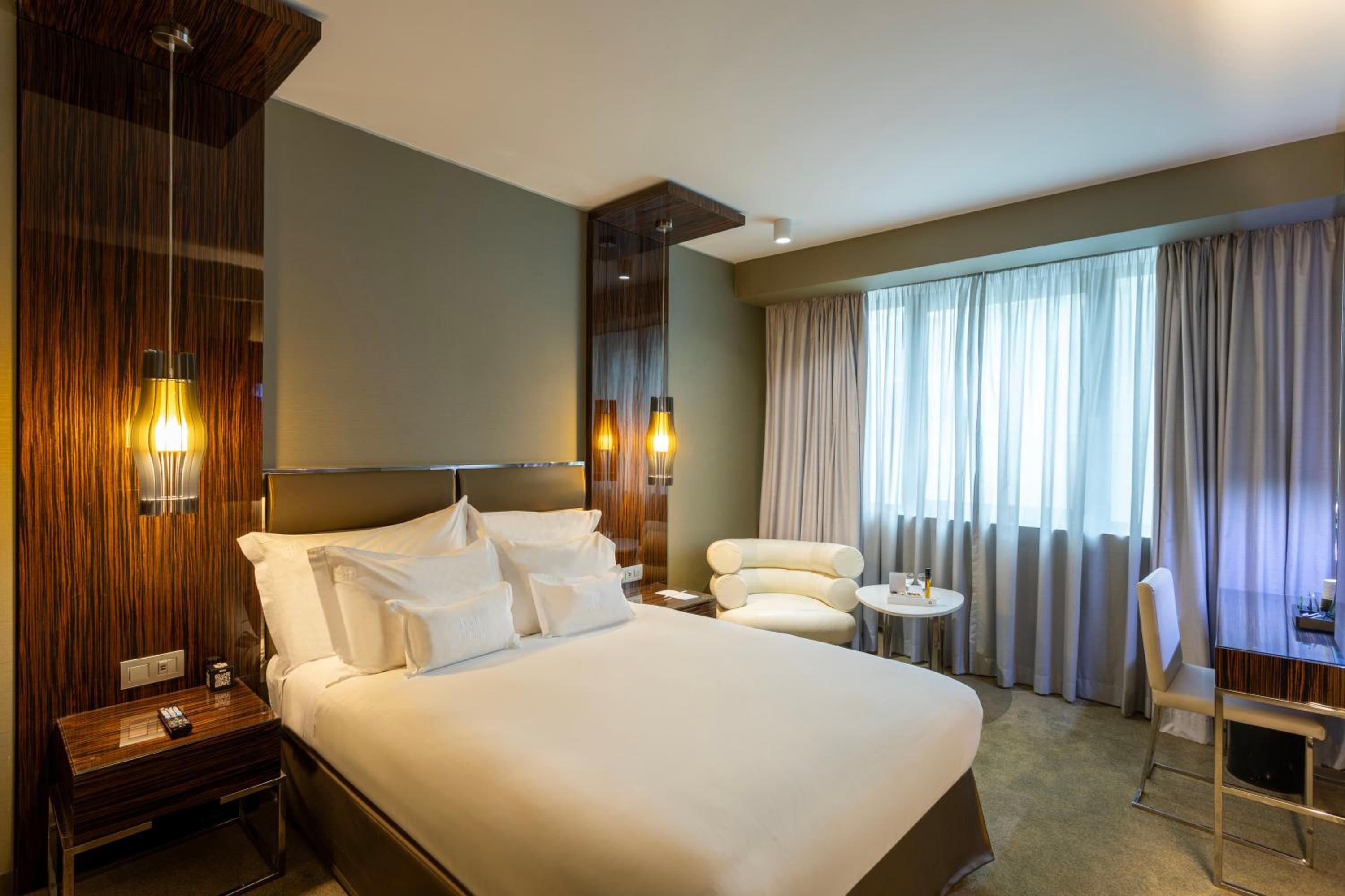 Deluxe Premier Queen Room - Photo 4