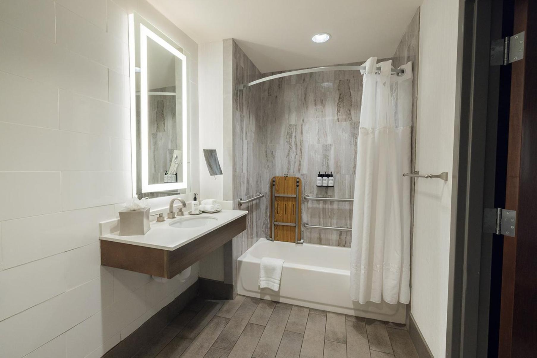 Standard Queen Room with Two Queen Beds and Mobility Accessible Tub
