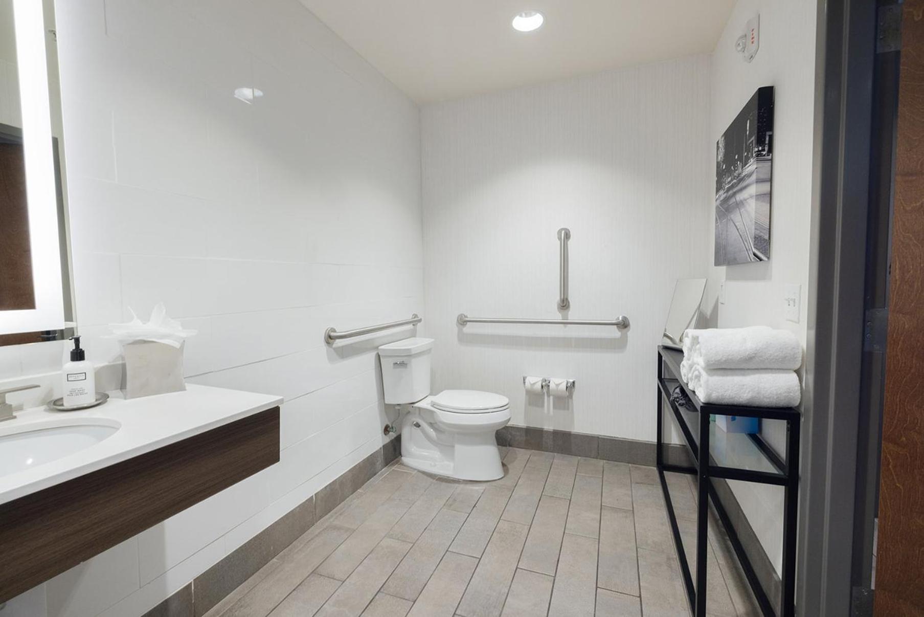 Standard Queen Room with Two Queen Beds and Mobility Accessible Tub photo 3