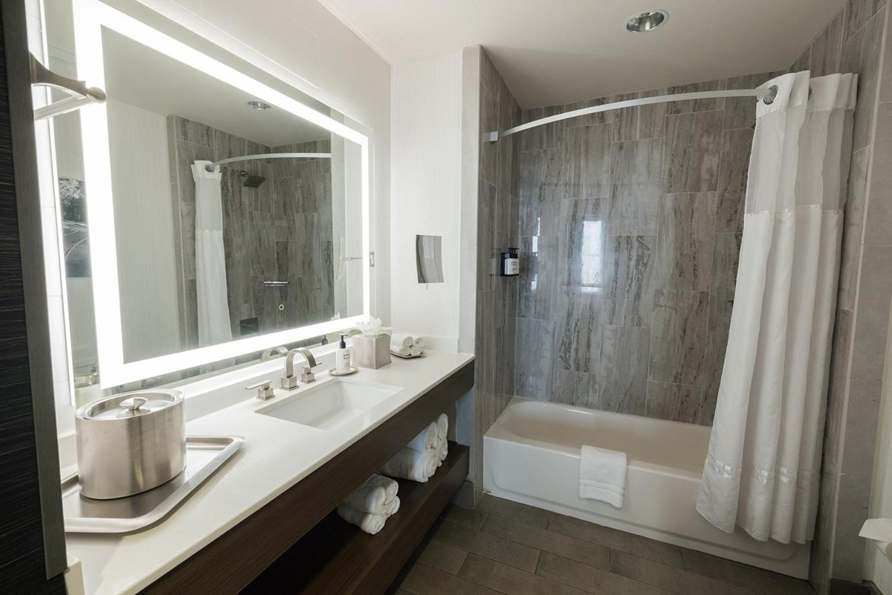 Premium Queen Room with Two Queen Beds photo 2