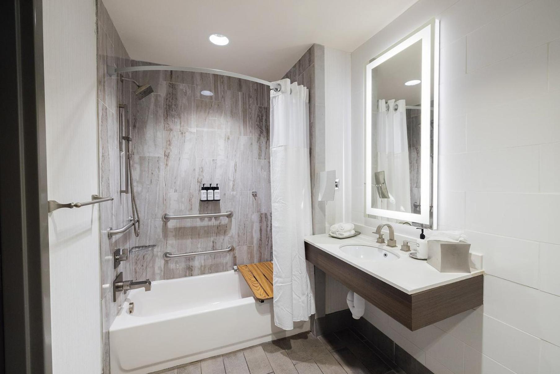 Standard Queen Room with Two Queen Beds and Mobility Accessible Tub photo 1