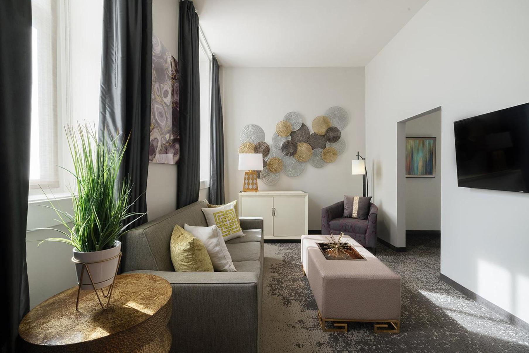 One-Bedroom Suite with Mobility Accessible Roll-In Shower photo 2
