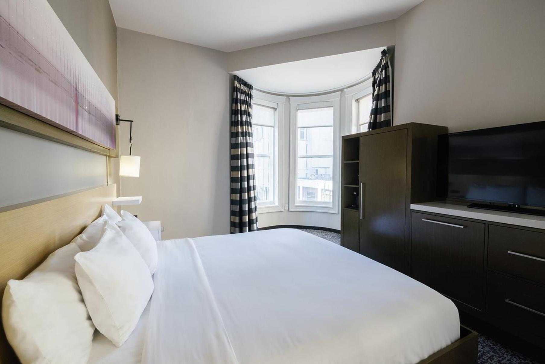 Premium King Room photo 2
