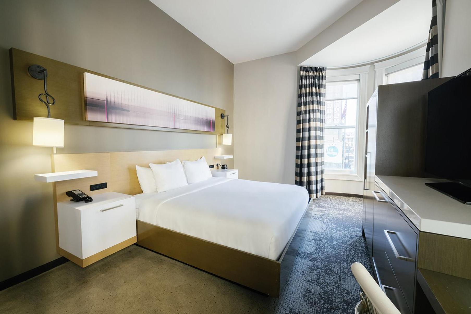 Premium King Room photo 3