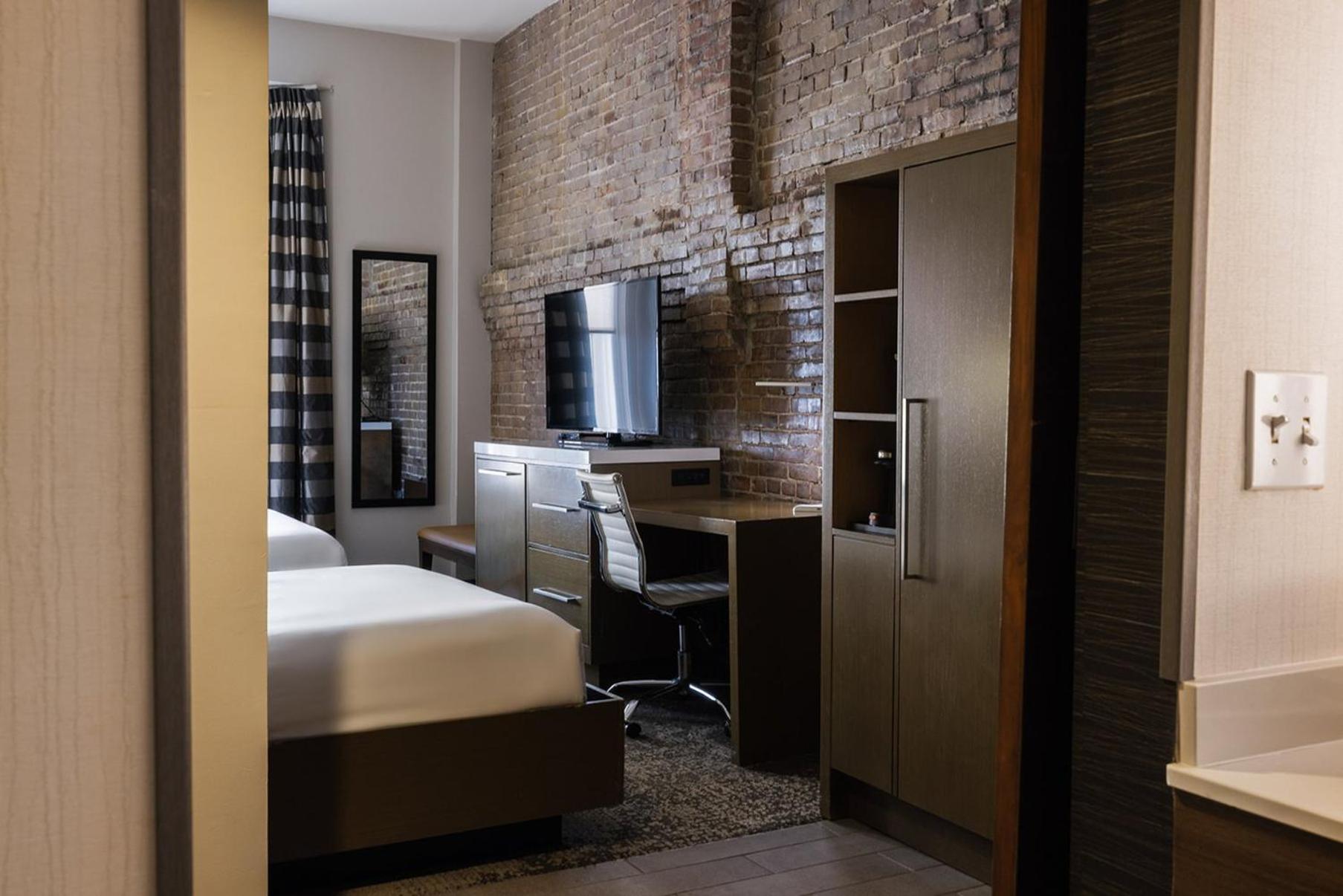 Premium Queen Room with Two Queen Beds photo 3