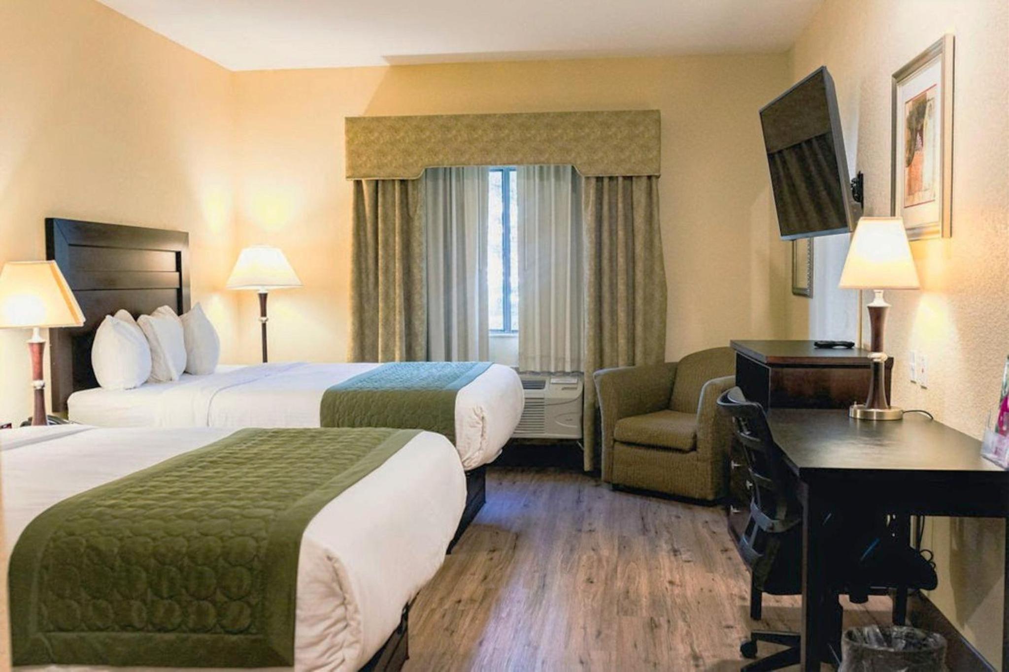 Premium Room with King and Double Bed - Photo 1