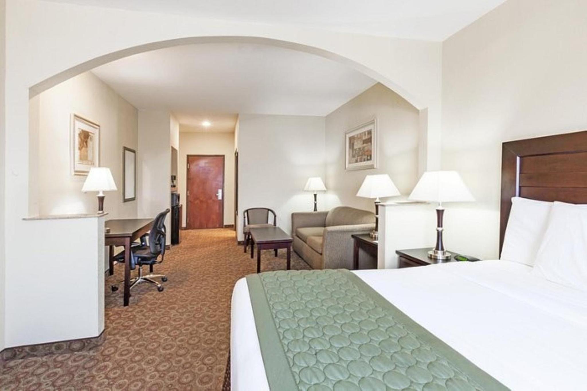 King Suite - Photo 3