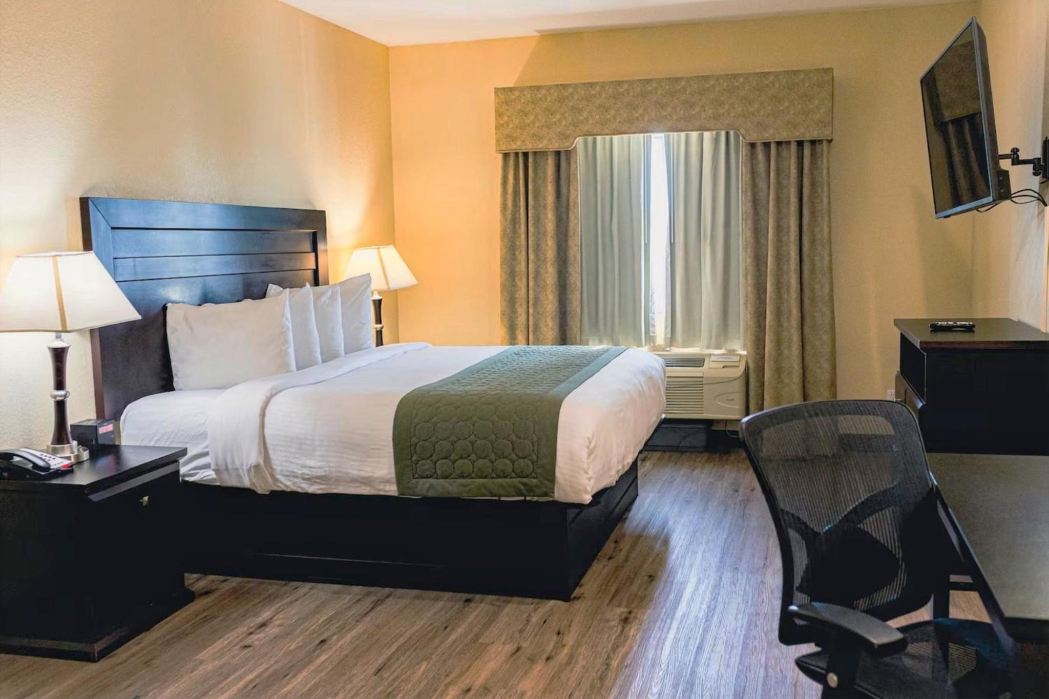 Premium Room with King and Double Bed - Photo 2