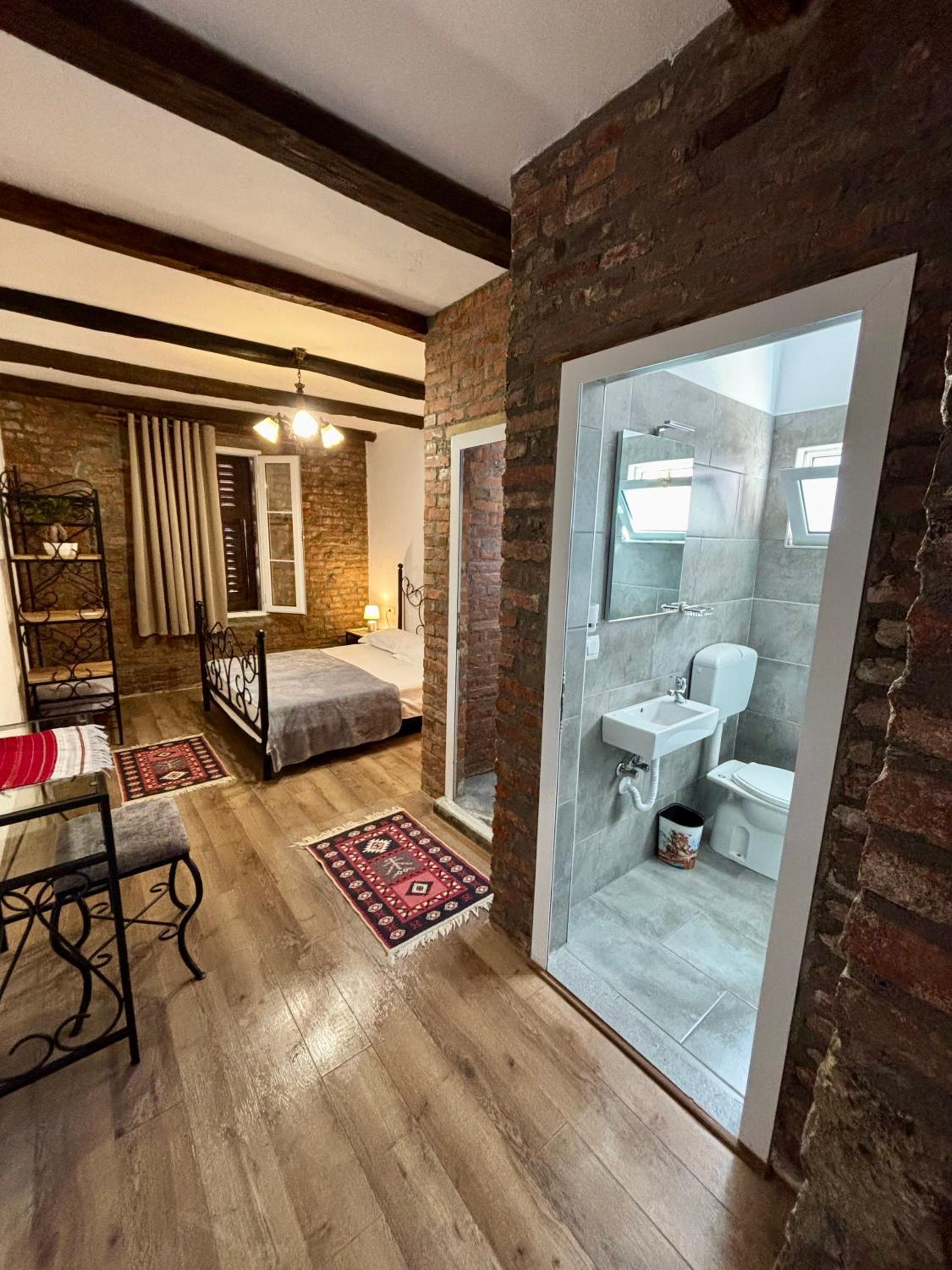 Deluxe Double Room with Shower photo 3