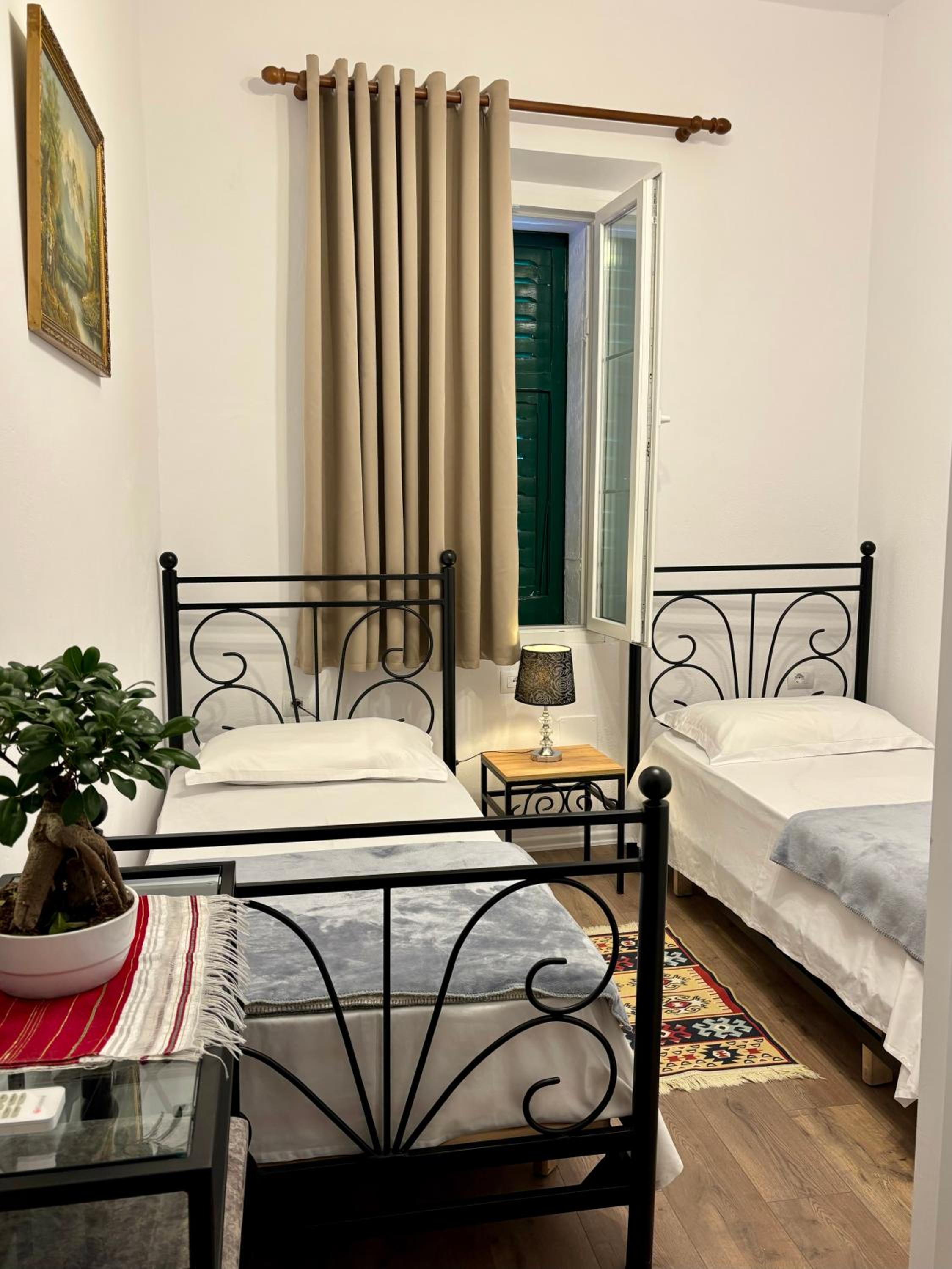 Small Twin Room photo 2