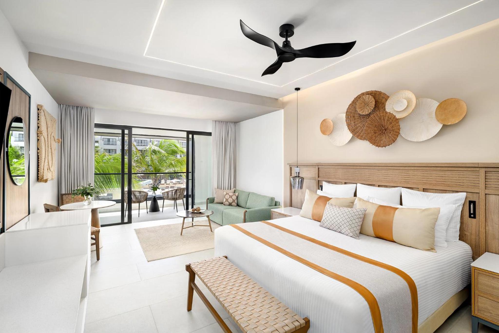 Preferred Club Jr. Suite Tropical View King photo 2