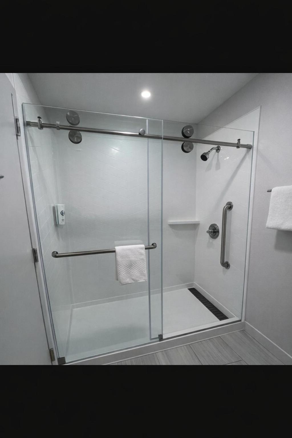 Double Room with Two Double Beds and Walk-In Shower – Non-Smoking photo 3