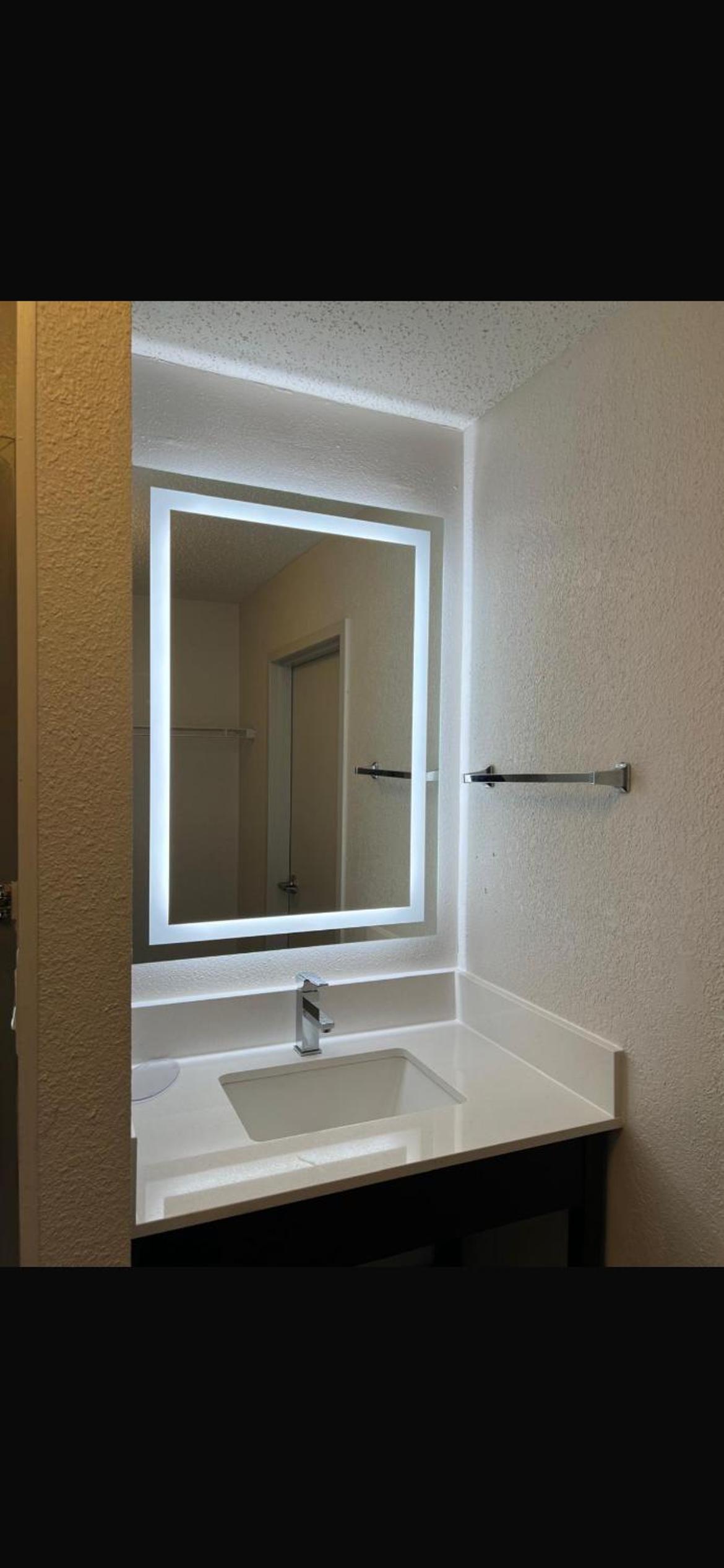 King Room with Walk-In Shower – Non-Smoking photo 3