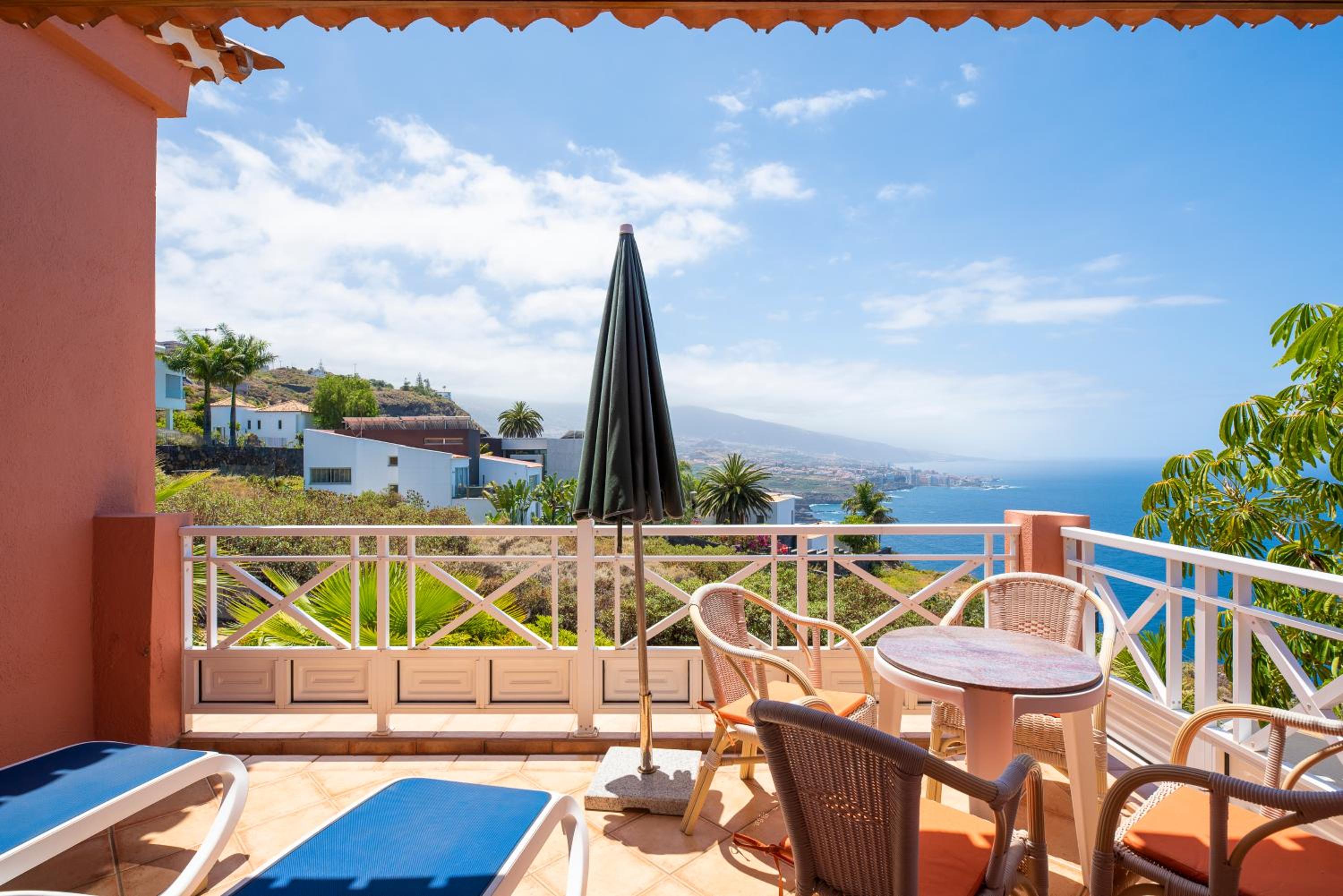 Apartment with View and Balcony photo 2