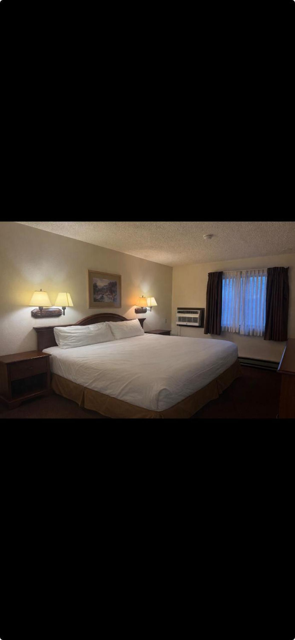 Queen Bed Non-Smoking - Photo 1