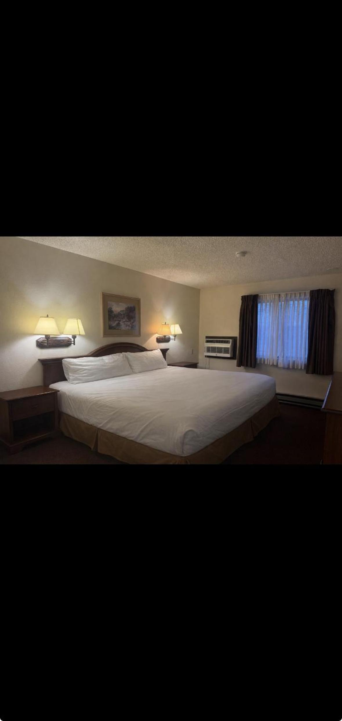 Queen Bed Non-Smoking - Photo 4