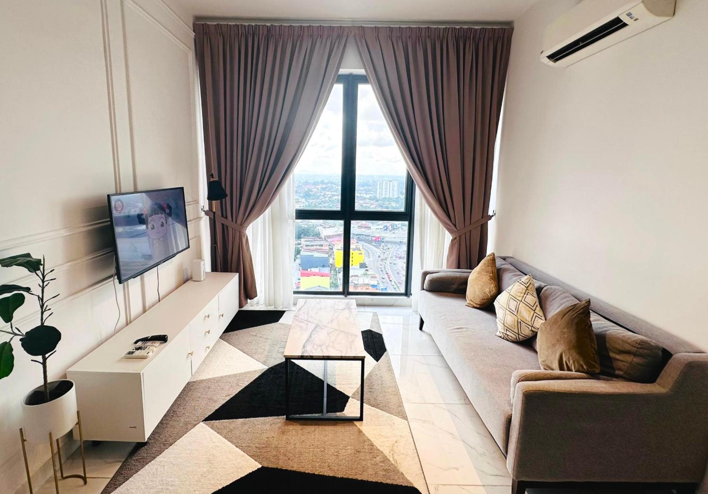 One-Bedroom Apartment with City View photo 2