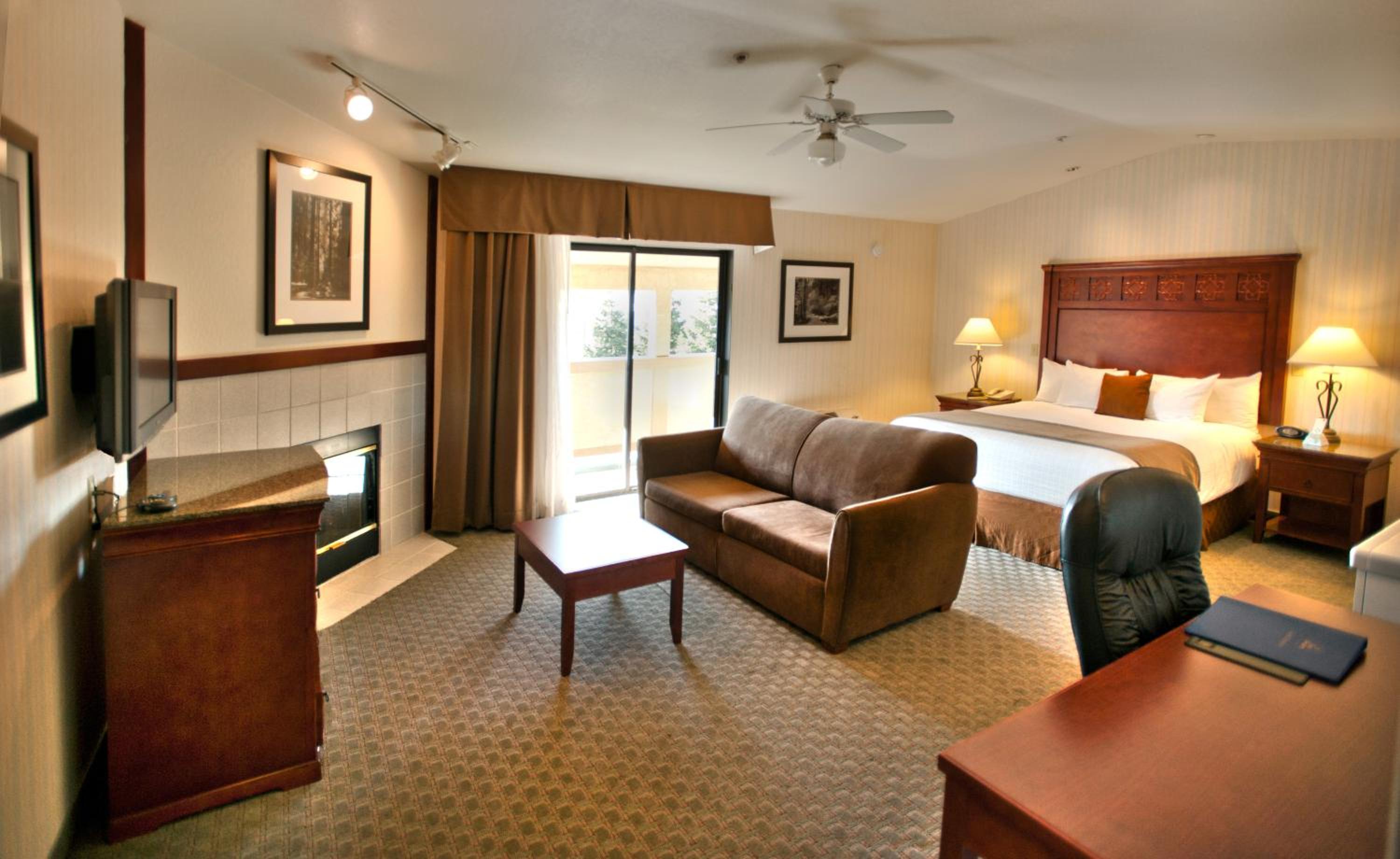 Executive King Room with Sofa Bed and Shower Only - Photo 2