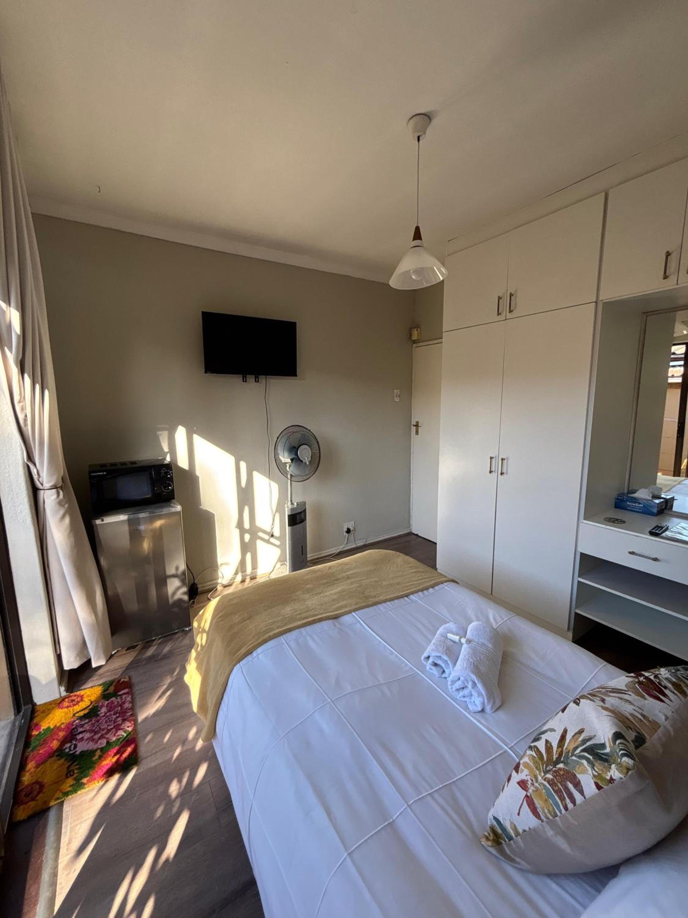 Single Room with Bathroom photo 3