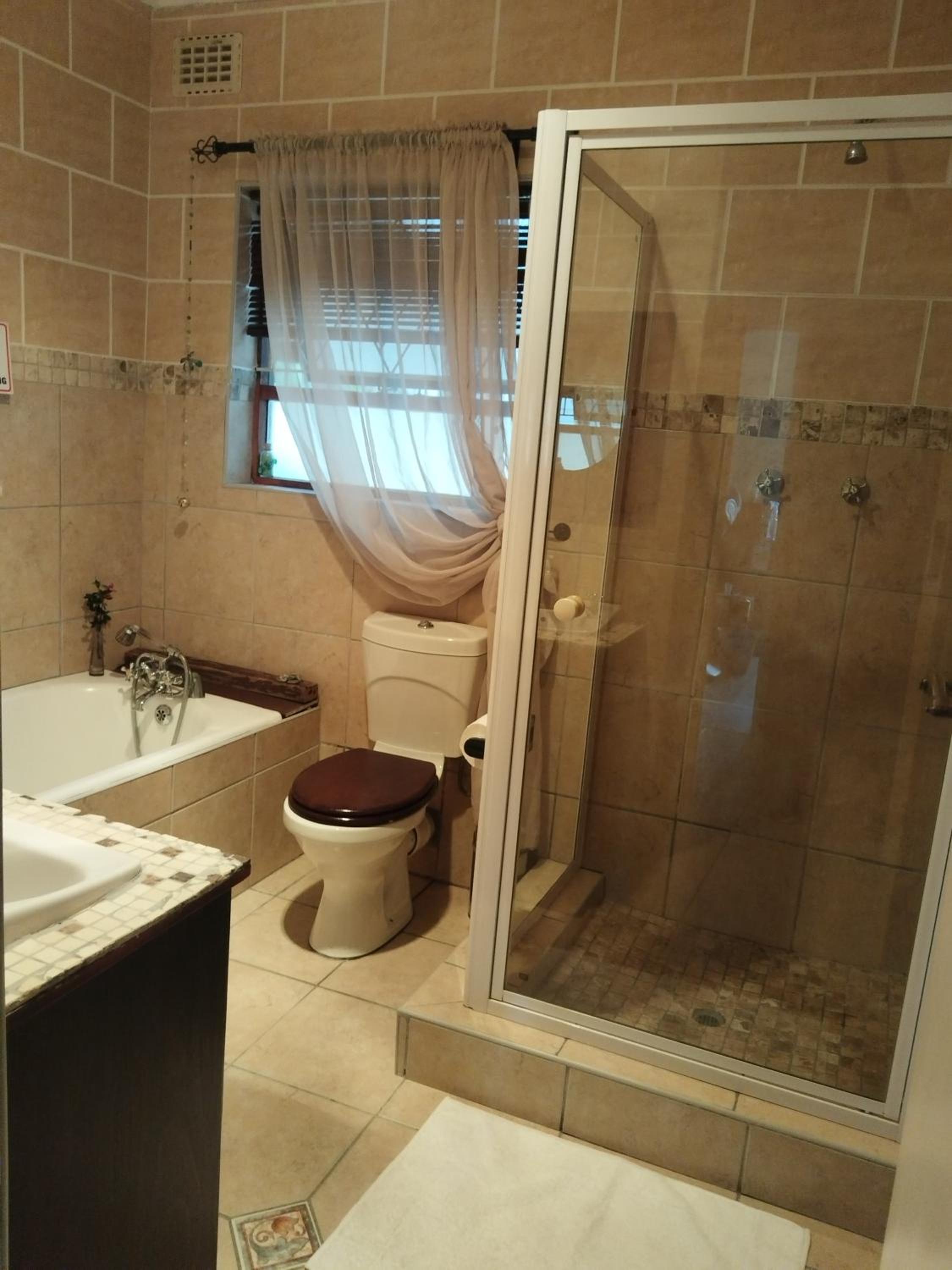Single Room with Bathroom photo 2