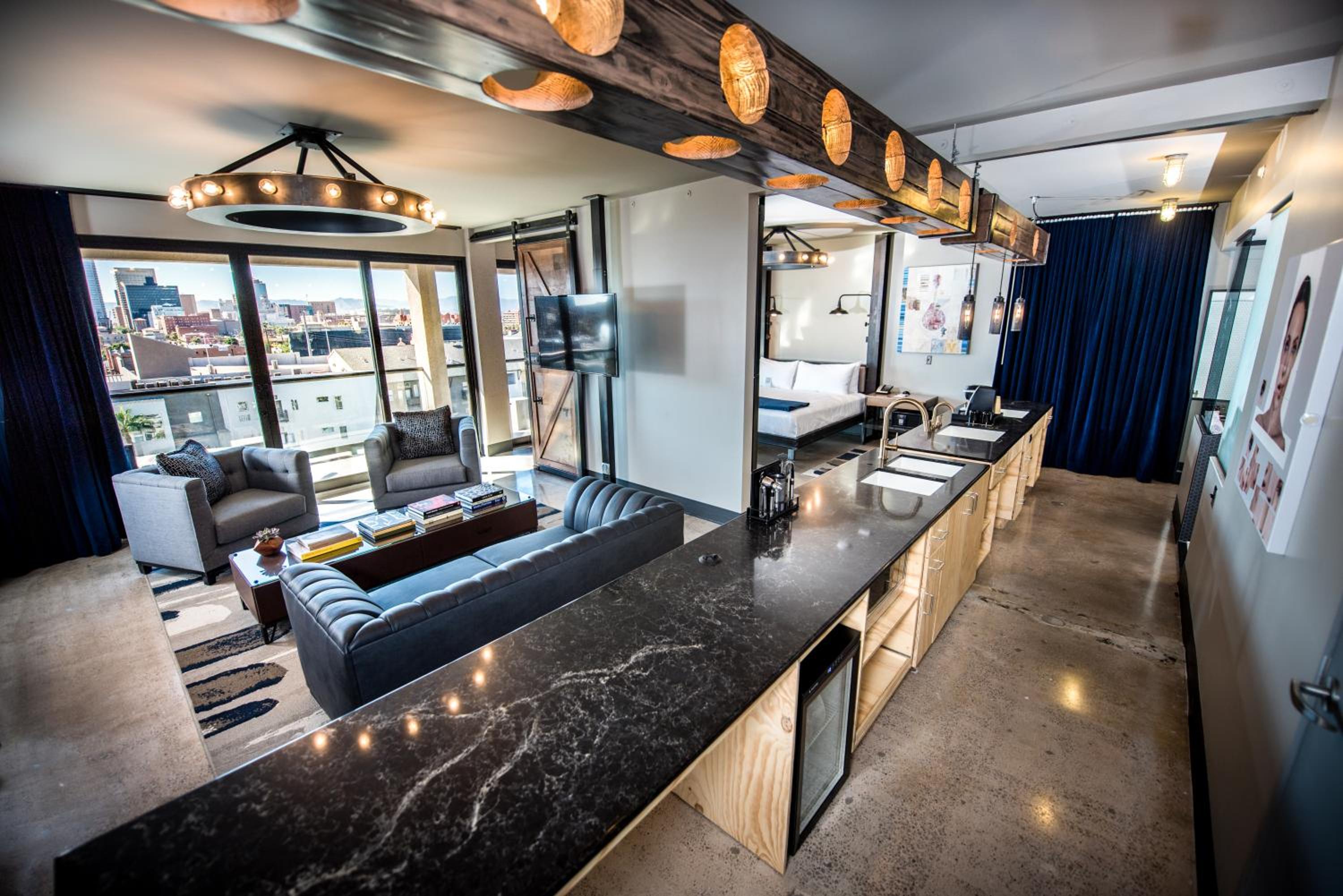 Suite with Balcony - Photo 14