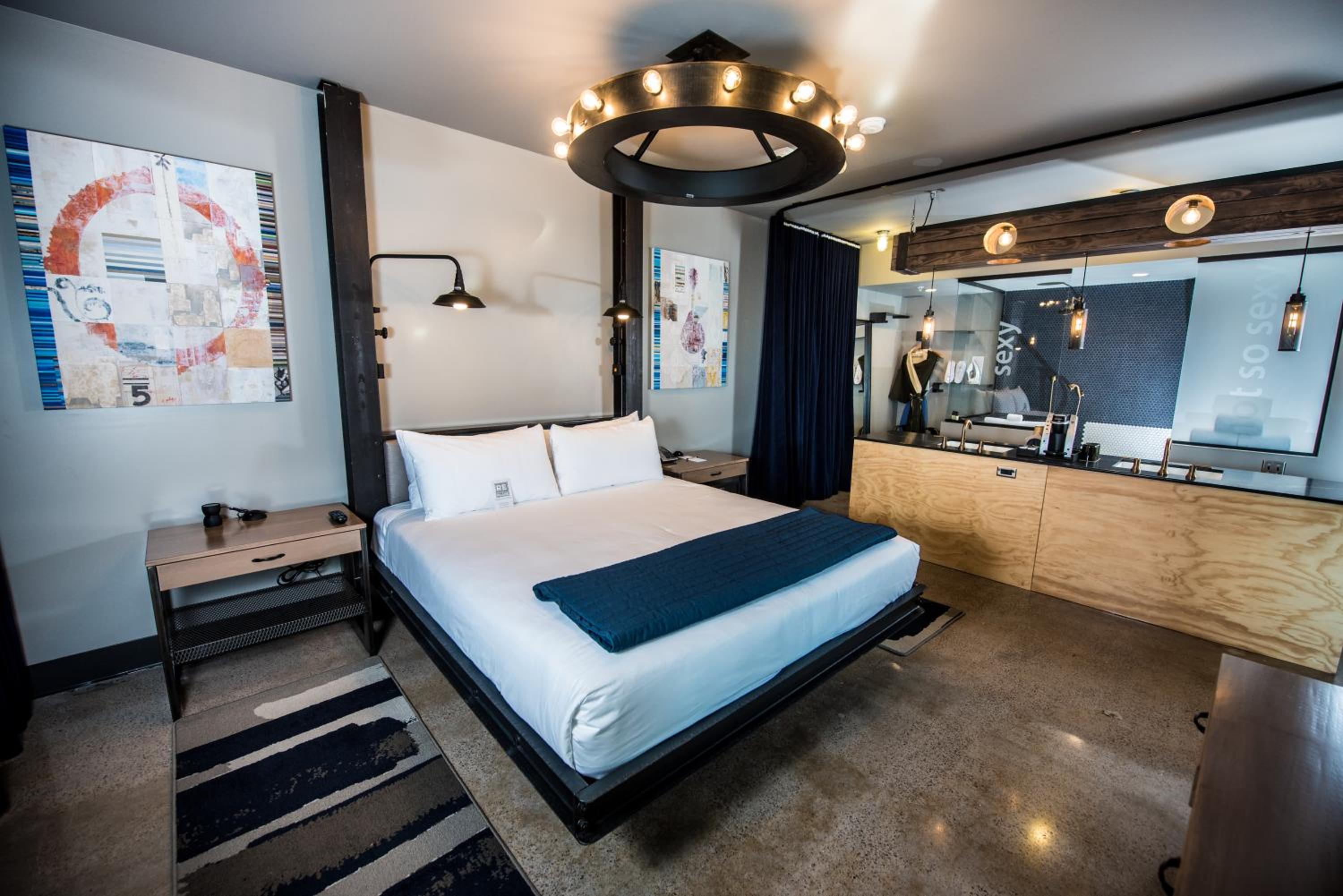 Suite with Balcony - Photo 12