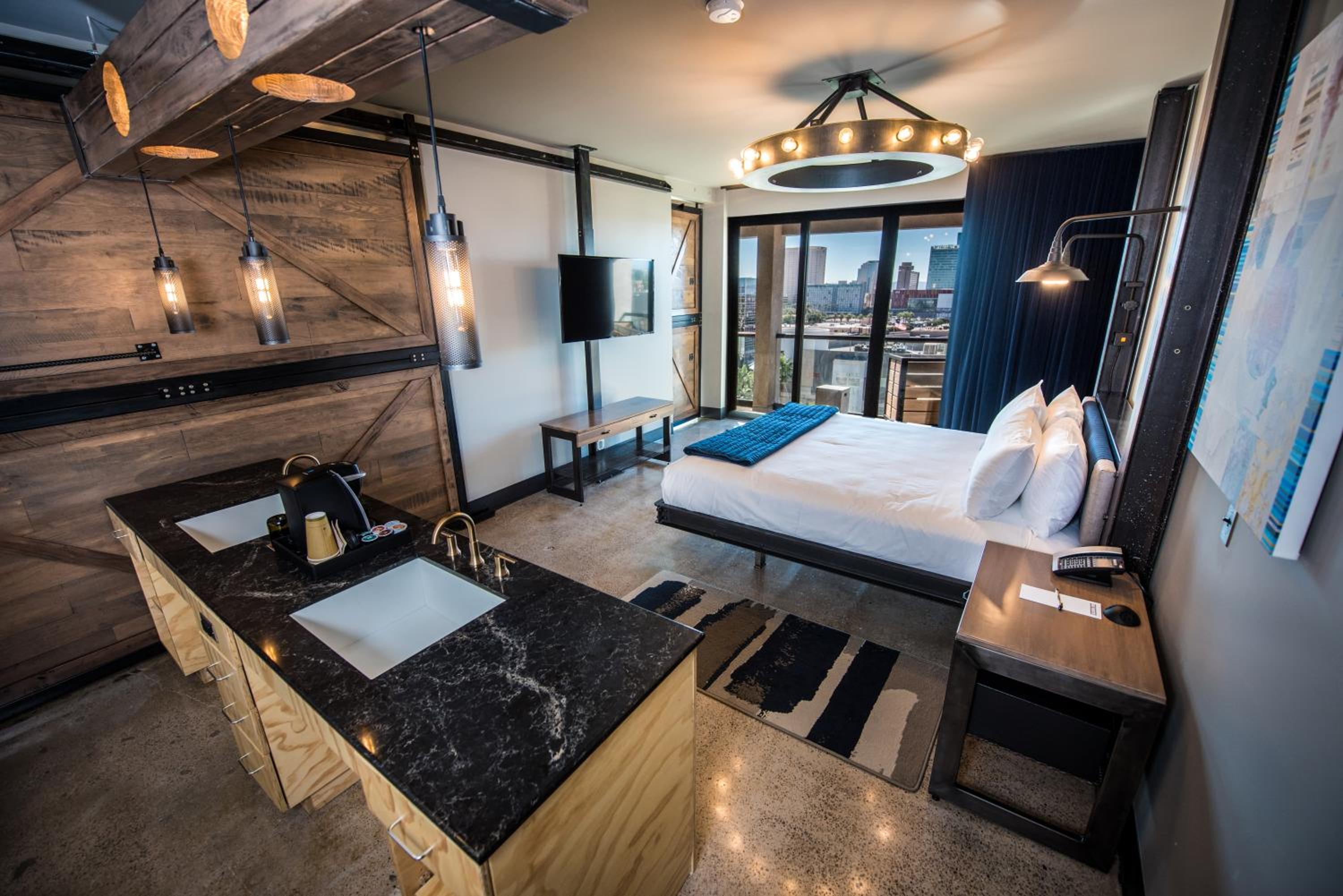 Suite with Balcony - Photo 18