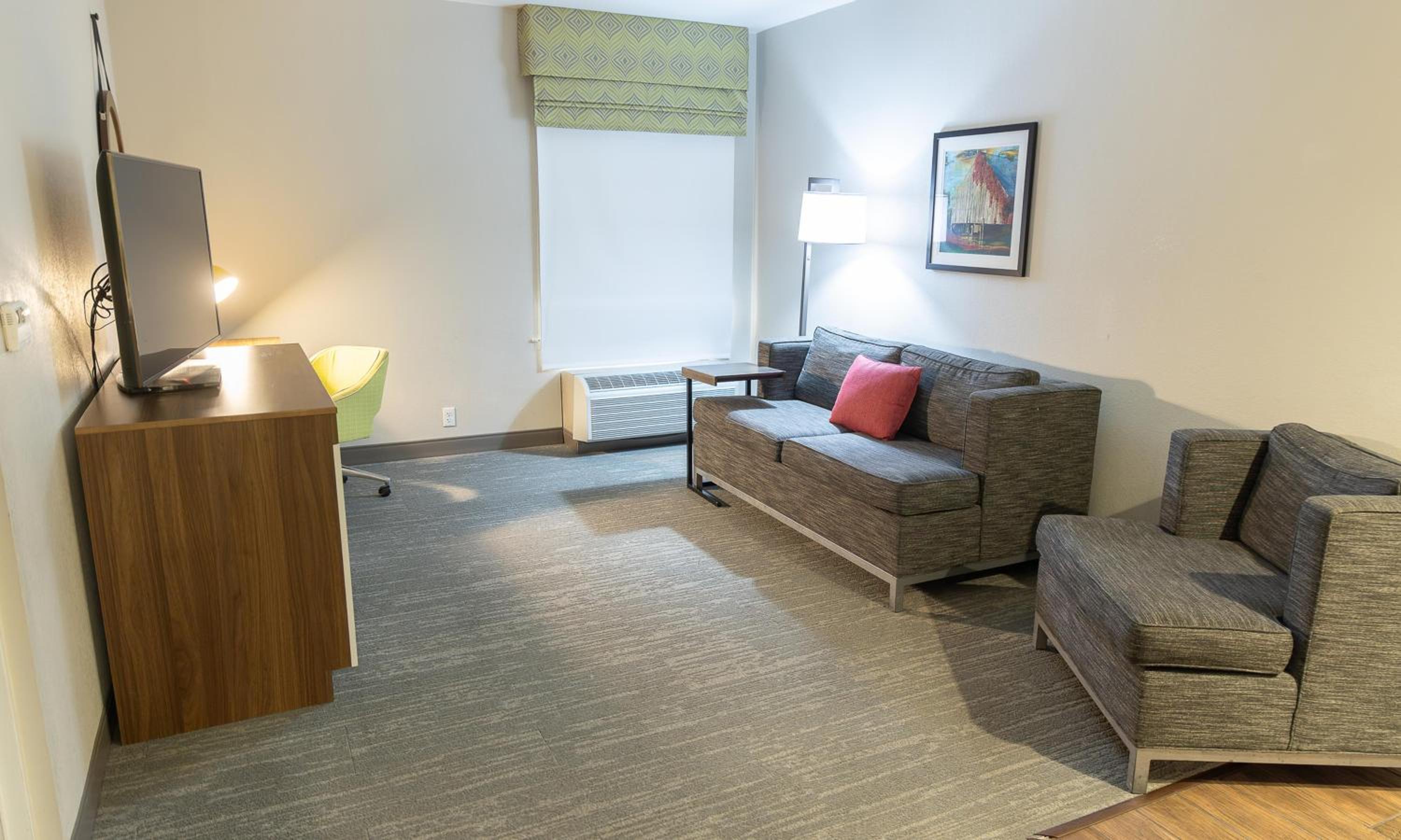 Queen Suite with Sofa Bed - Non-Smoking - Photo 4