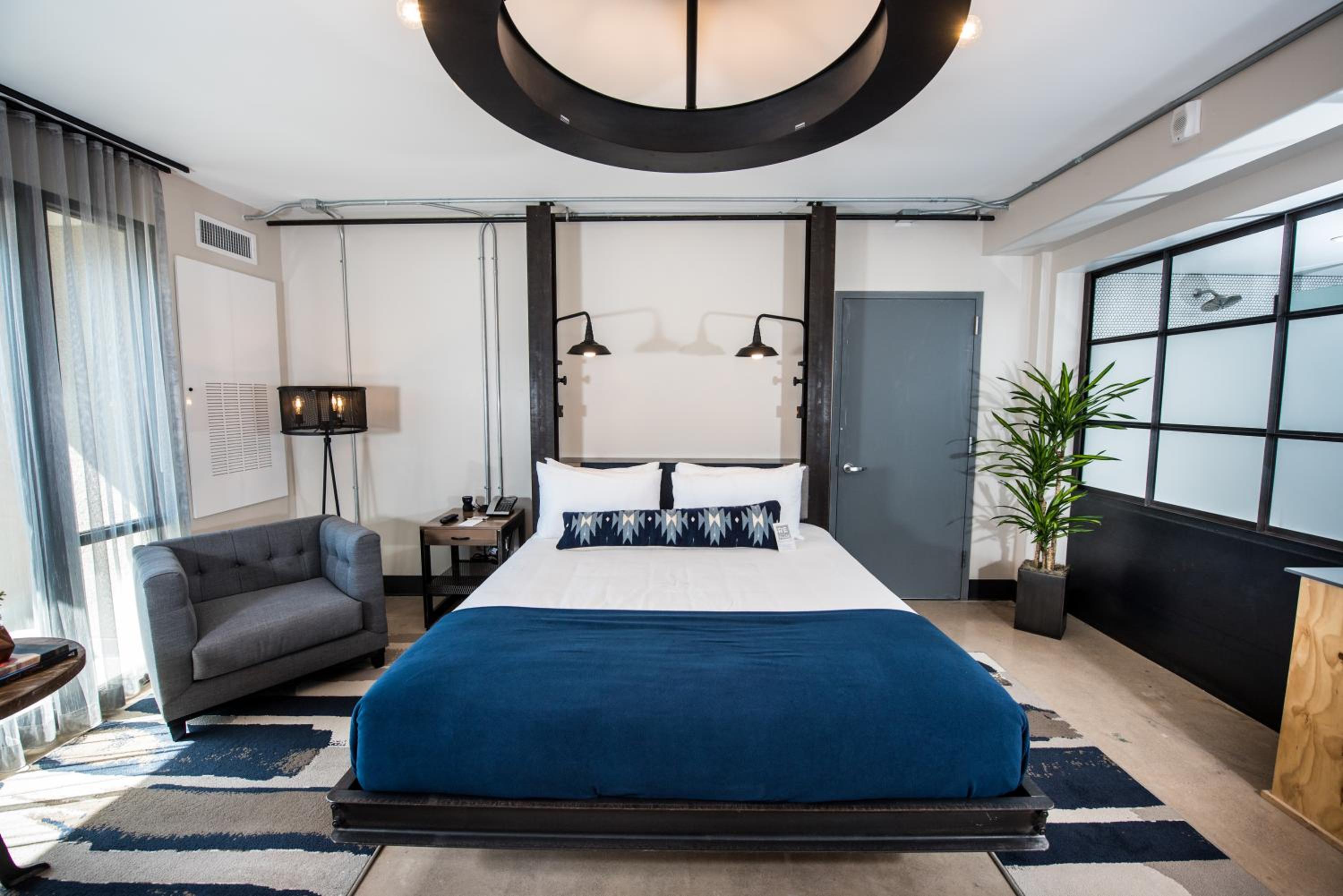 King Room with Balcony - Photo 12